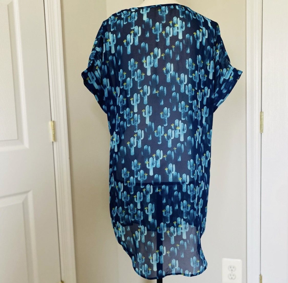 Other FRANCESCA’S SHORT SLEEVE SEMI SHEER CASUAL DRESS COVERUP Size M / US 6-8 / IT 42-44 - 3 Thumbnail