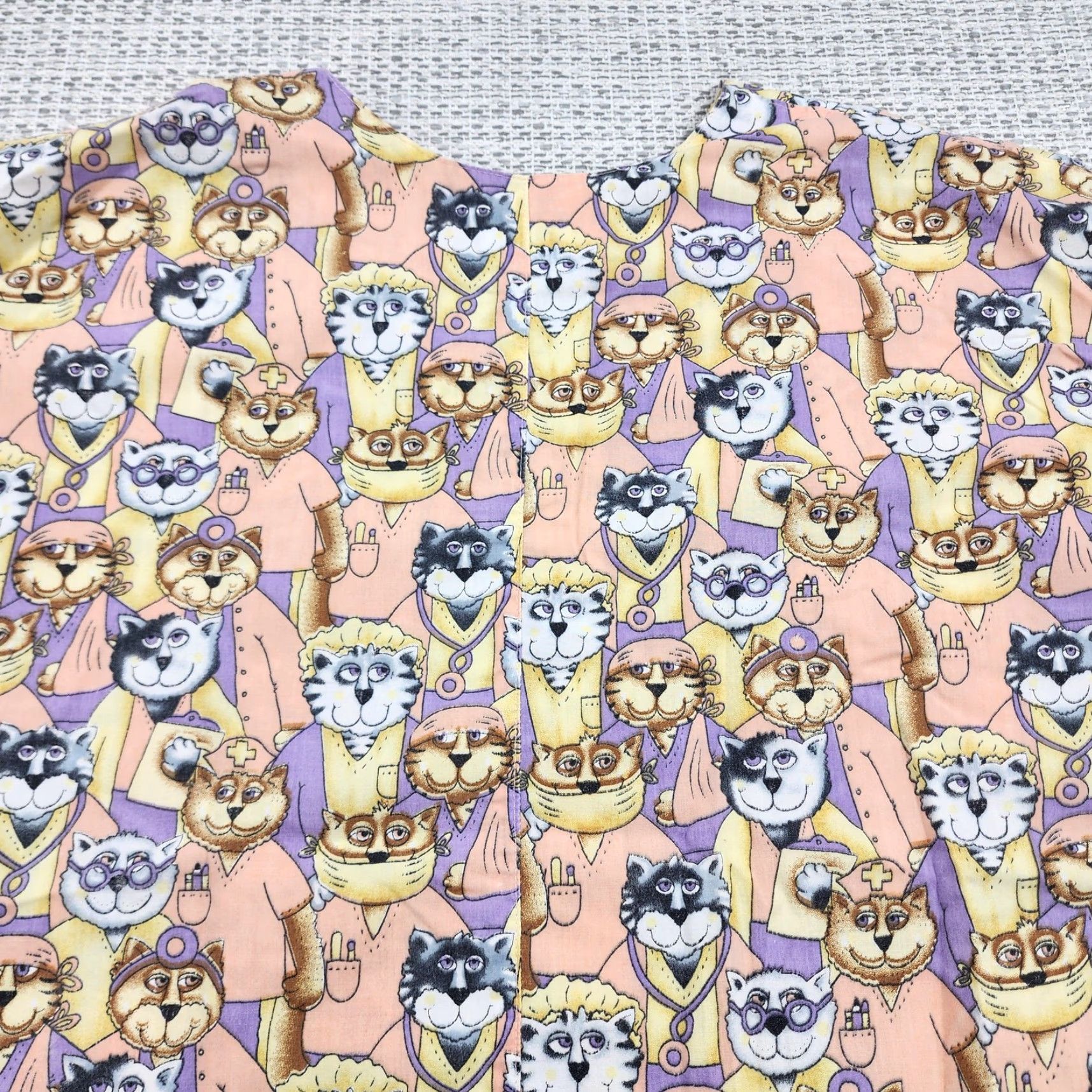 Vintage VINTAGE di Prima Scrub Top Shirt Womens Medium Peach Purple Cats Made USA V-Neck Pockets Size M / US 6-8 / IT 42-44 - 7 Thumbnail