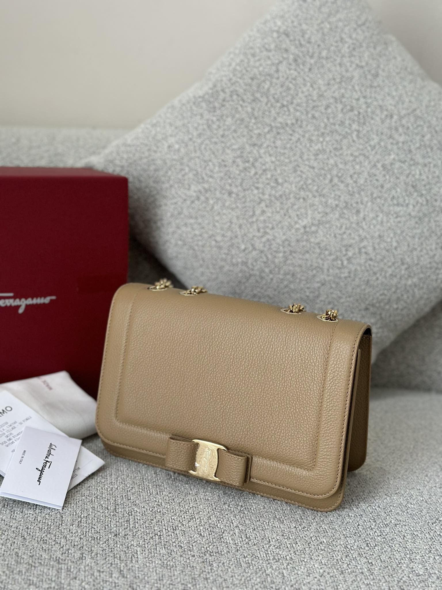 Salvatore Ferragamo o1s1rm0924 Size: OS / Vara Bow Shoulder Bag in Brown Size ONE SIZE - 3 Thumbnail
