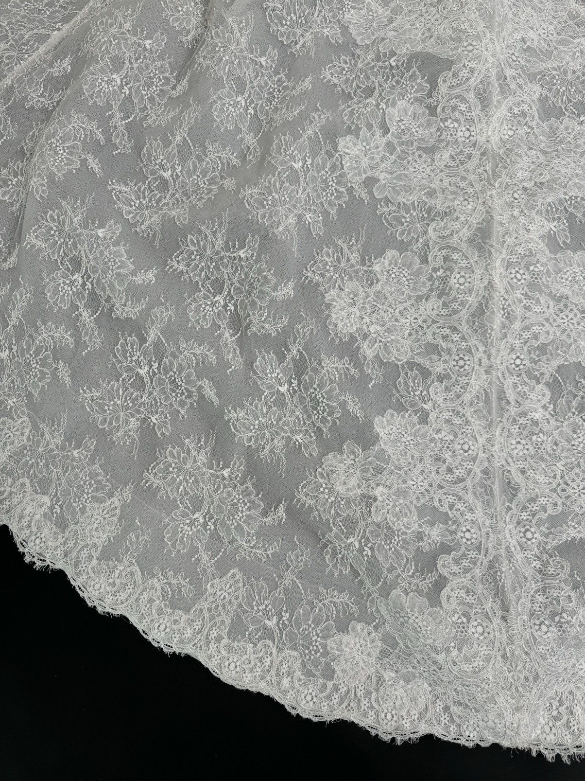 Other Preloved US 4 Anna Augusta Chantilly Corded Lace Bridal Gown Size S / US 4 / IT 40 - 10 Thumbnail
