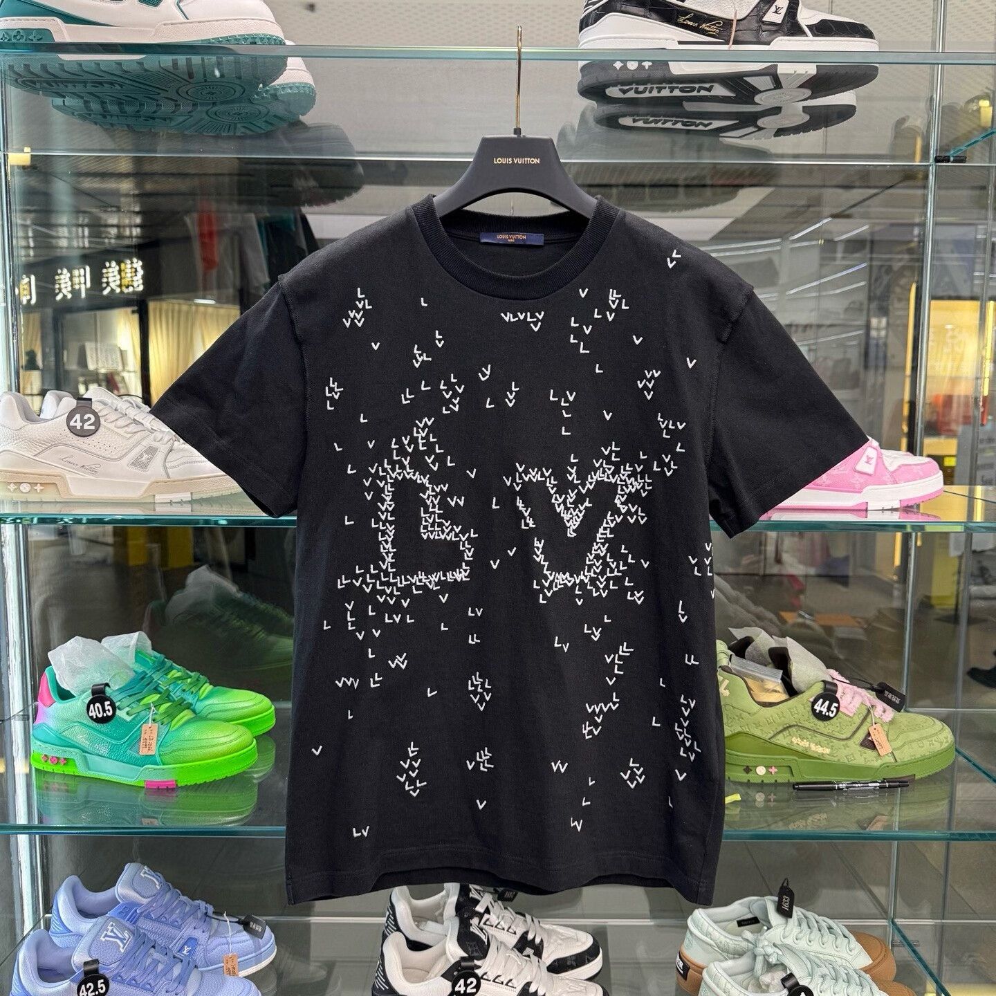 Louis Vuitton Louis Vuitton Spread Logo Short-Sleeve T-Shirt Size US XS / EU 42 / 0 - 1 Thumbnail