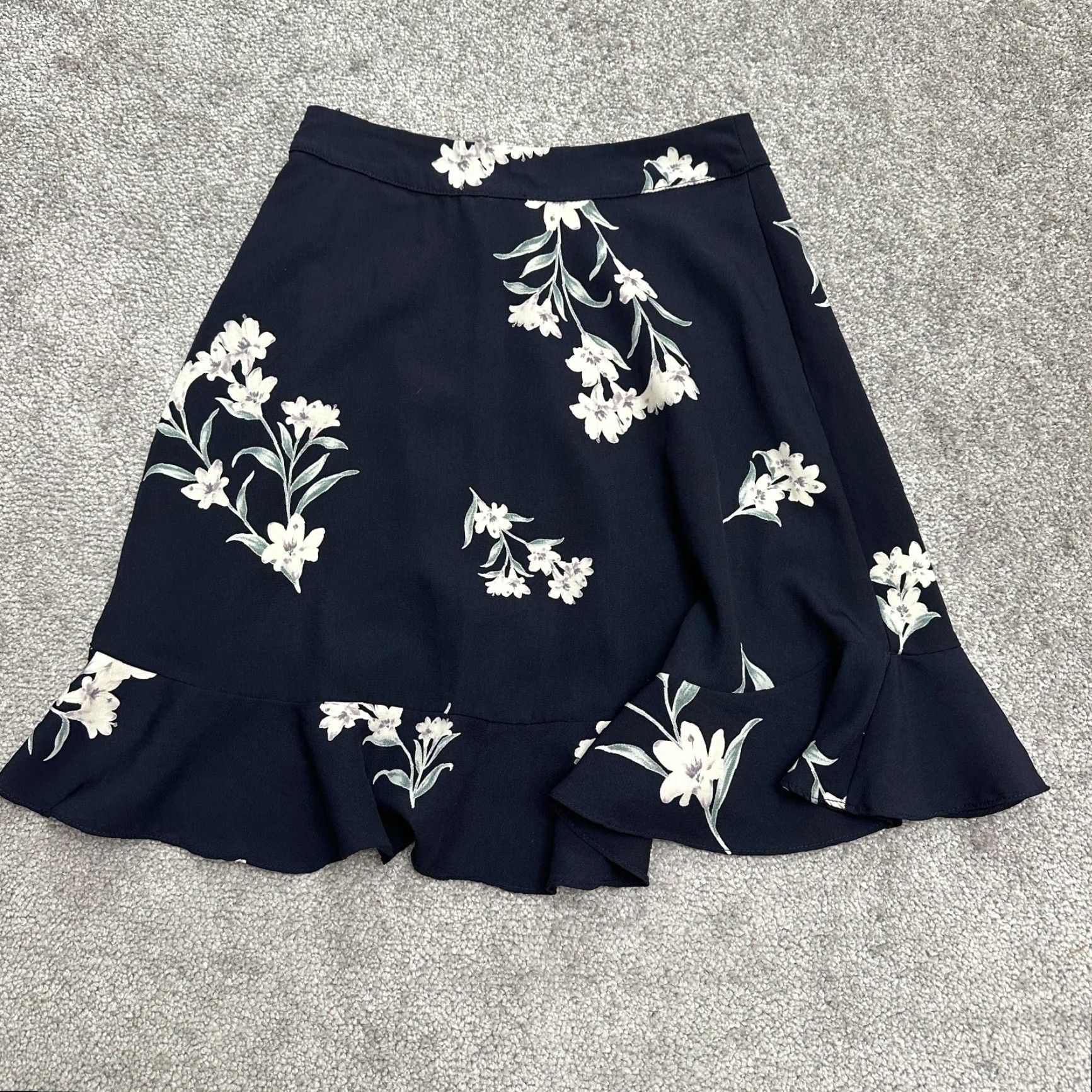 AQUA Aqua Bloomingdale's Skirt Women XS Blue Floral Wrapped Mini Ruffles Casual Size 26" / US 2 / IT 38 - 2 Thumbnail