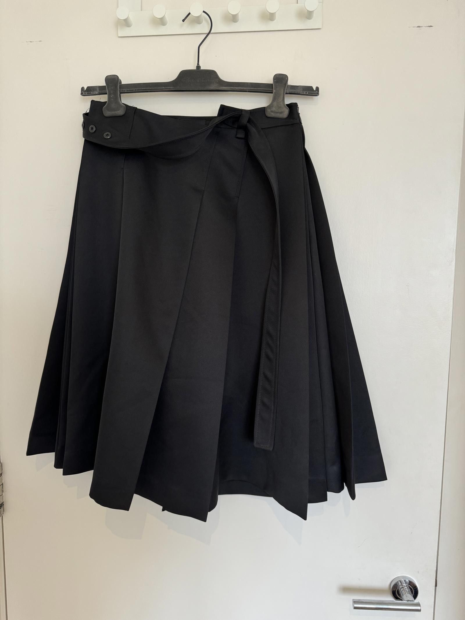 Designer We11done Skirt. Black Midi. Made in Korea. Size Small. Size 28" / US 6 / IT 42 - 4 Thumbnail
