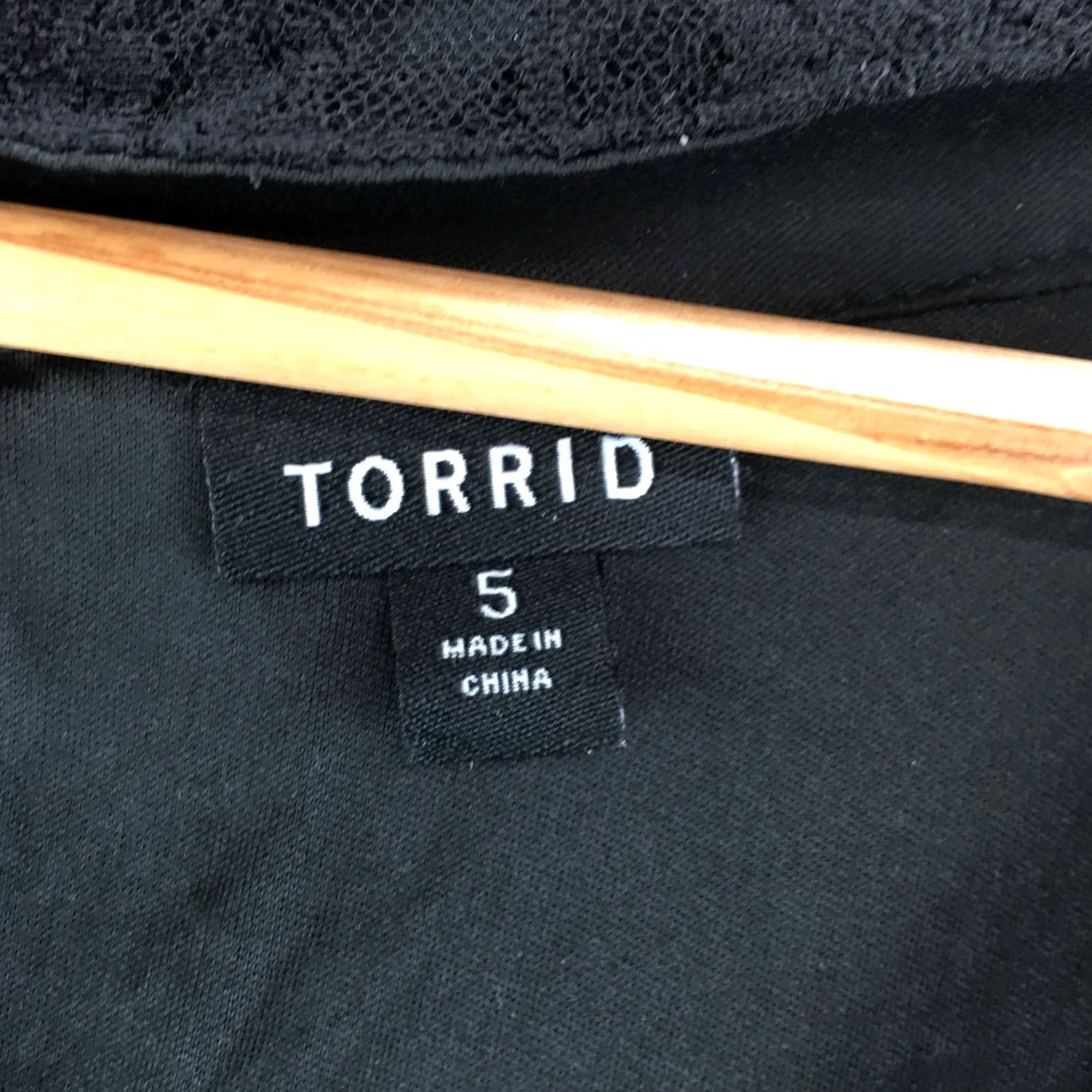 Torrid Torrid Blouse Shirt Womens 5 Black Short Sleeve V-Neck Lace Inset Casual Tee Size S / US 4 / IT 40 - 5 Thumbnail