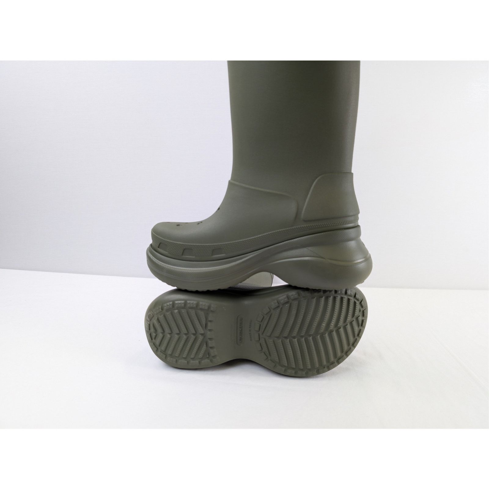 Balenciaga o1rshd1 Rubber Crocs Boot in Army Green Size US 12 / EU 45 - 12 Thumbnail