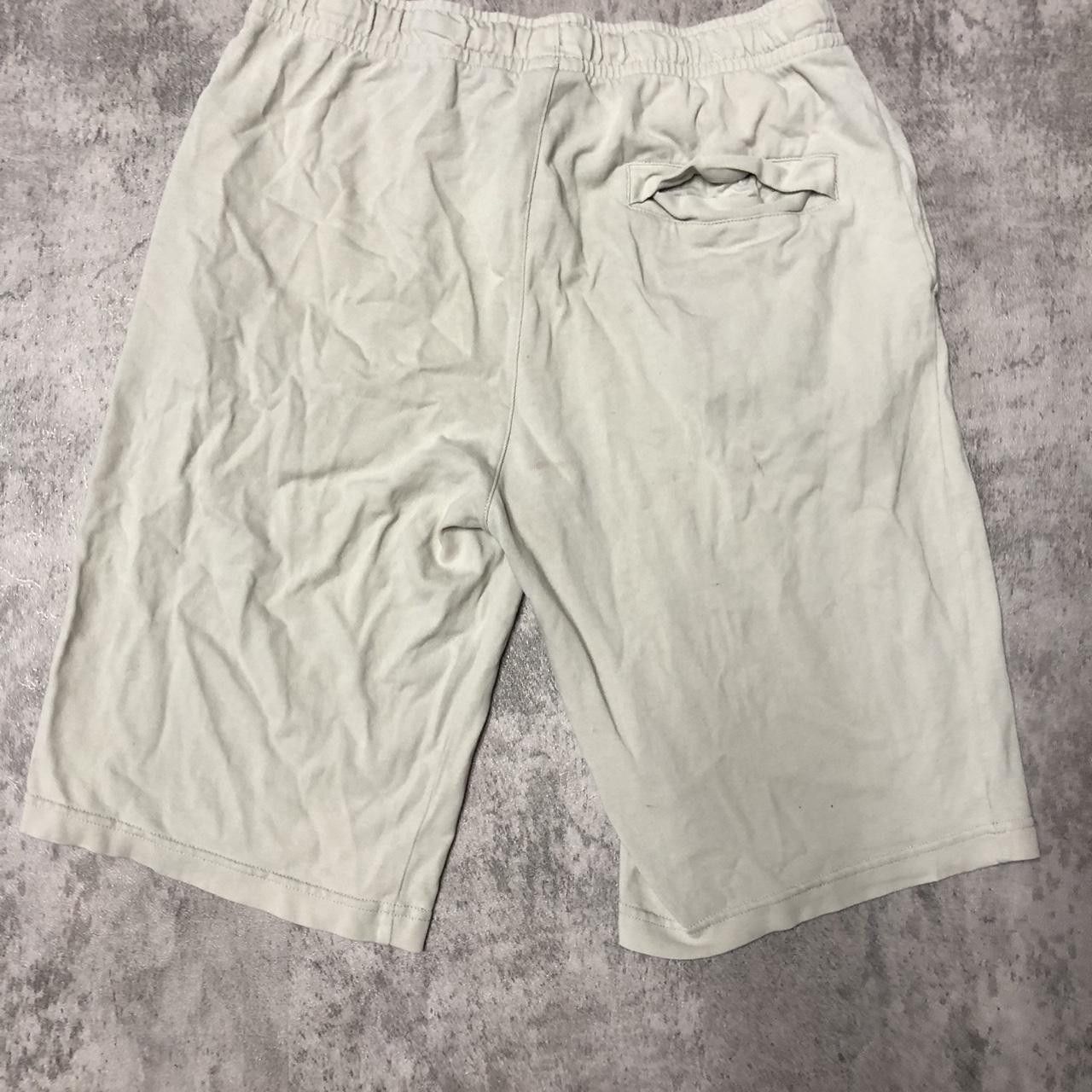 Nike Nike cream and white shorts Size US 32 / EU 48 - 4 Thumbnail