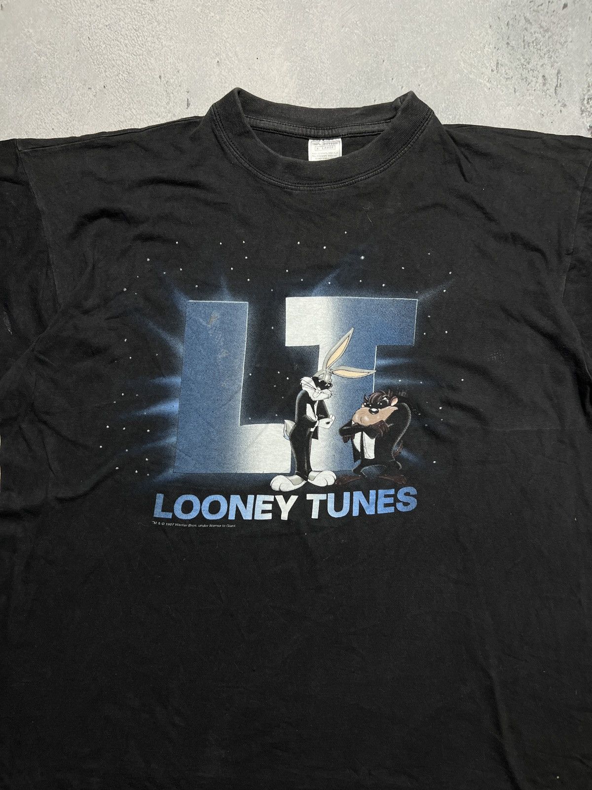 Vintage Vintage 1997 Looney Tunes Bugs And Taz Men In Black Tee Size US XL / EU 56 / 4 - 1 Thumbnail