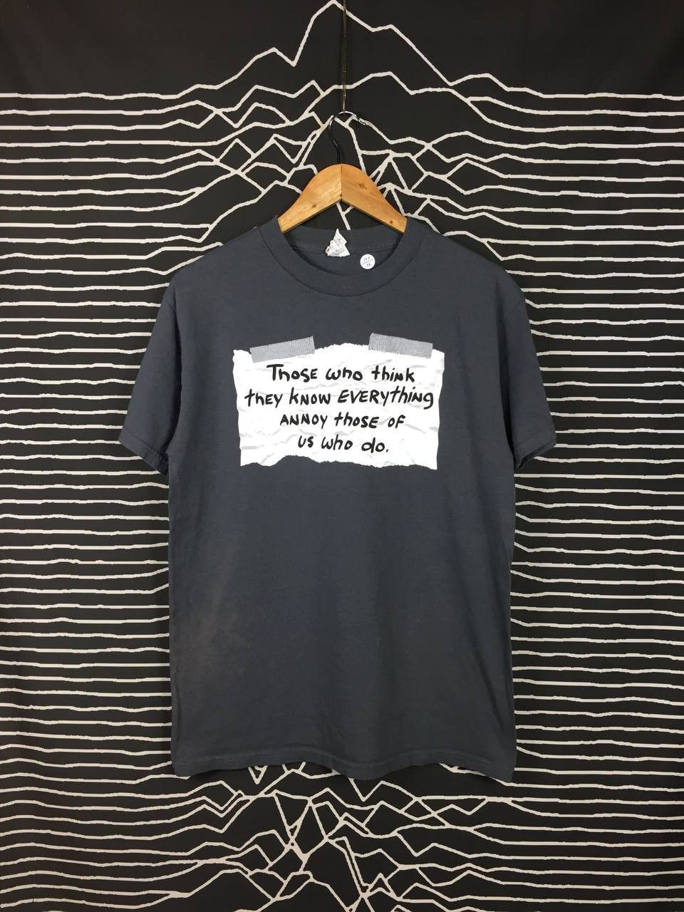 Vintage Vtg Y2K Those Who Think They Know Everything Funny Quote Tee Size US M / EU 48-50 / 2 - 1 Thumbnail