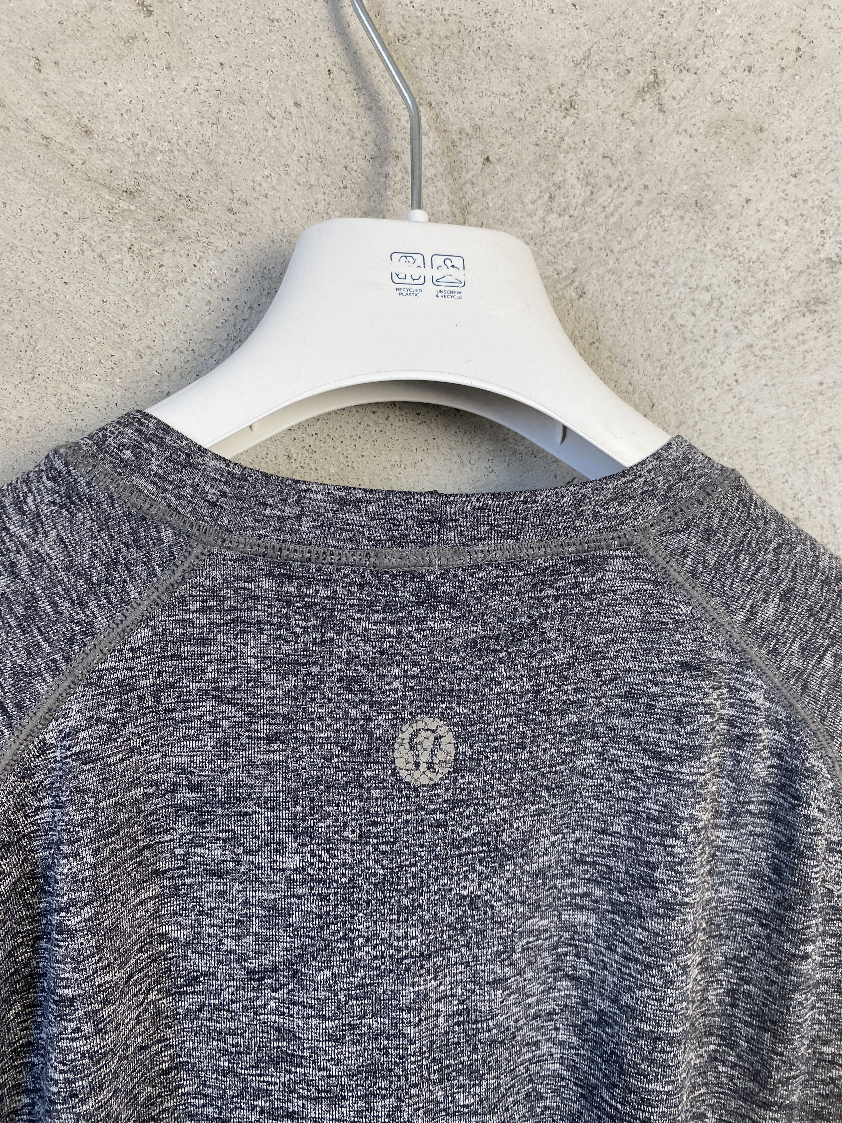 Lululemon Lululemon big back logo t-shirt tee sport yoga gym Size US L / EU 52-54 / 3 - 5 Thumbnail