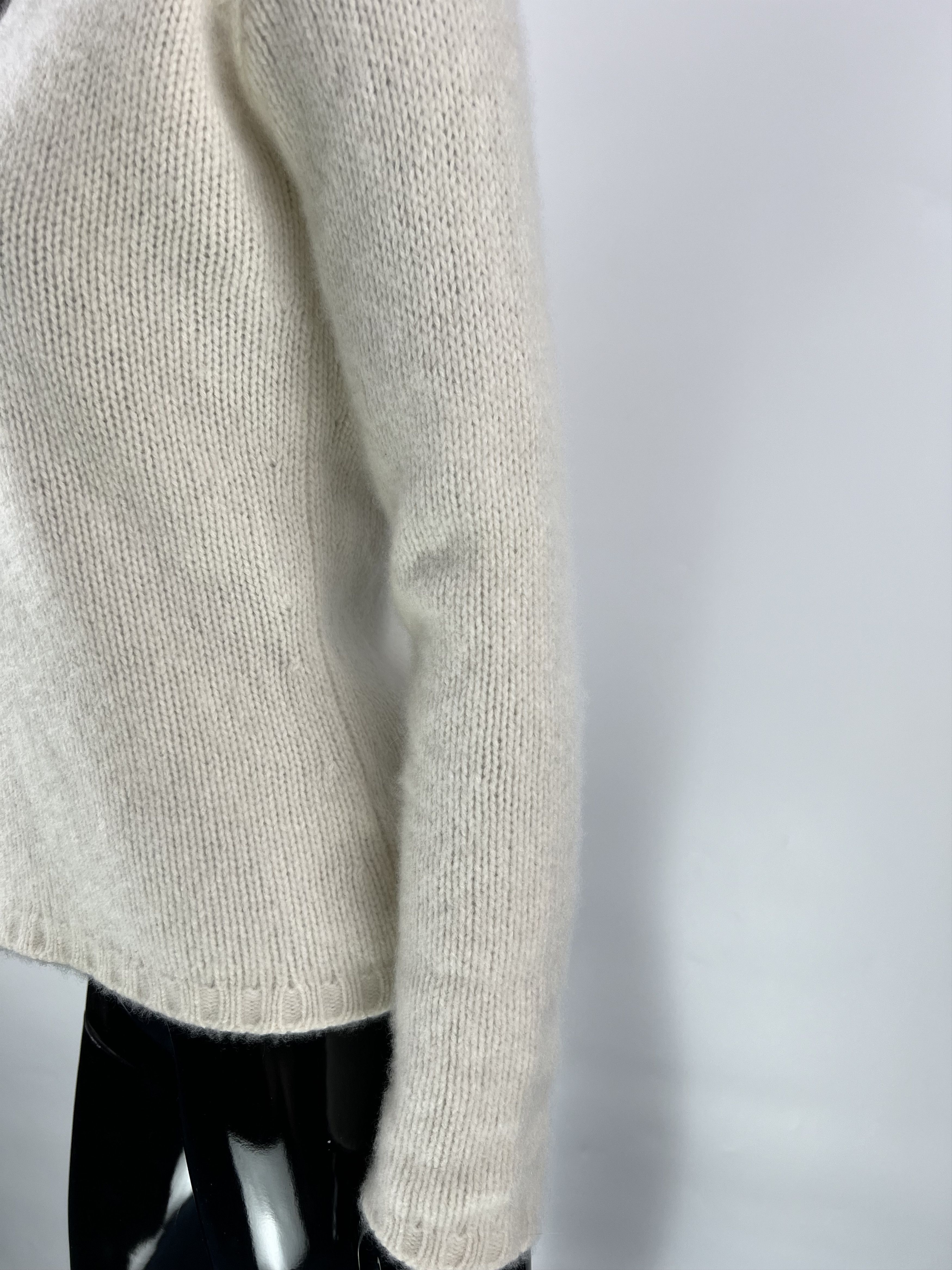 Loro Piana Loro Piana Women's 100% Cashmere V-Neck Sweater Size IT44 Size M / US 6-8 / IT 42-44 - 8 Thumbnail