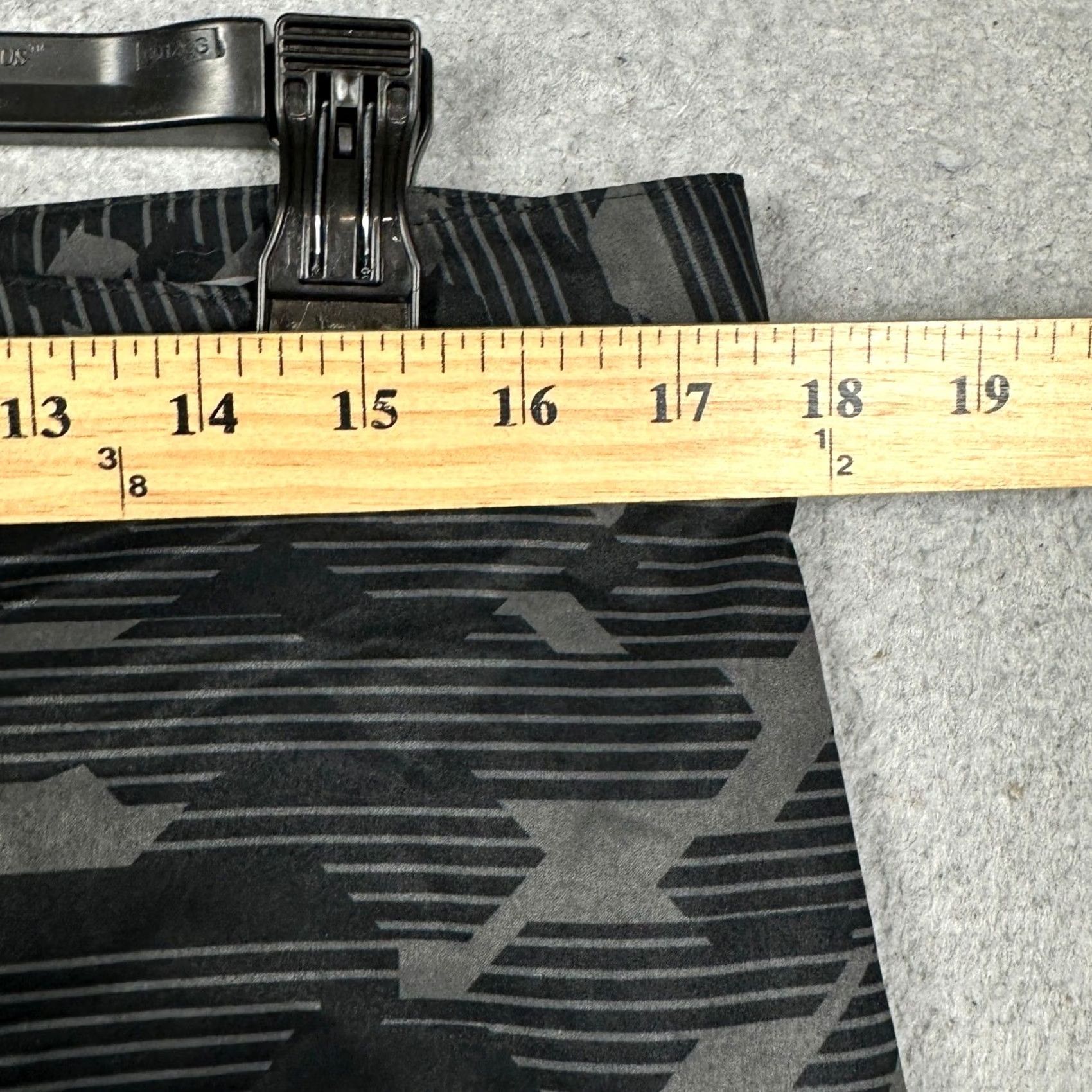 Under Armour Under Armour Board Shorts Mens 34 Gray Camouflage Drawstring Quick Dry Pockets Swim Gym 9.5in Board Shorts Mens Gray Black Geometric Camo Athletic Size US 34 / EU 50 - 6 Thumbnail