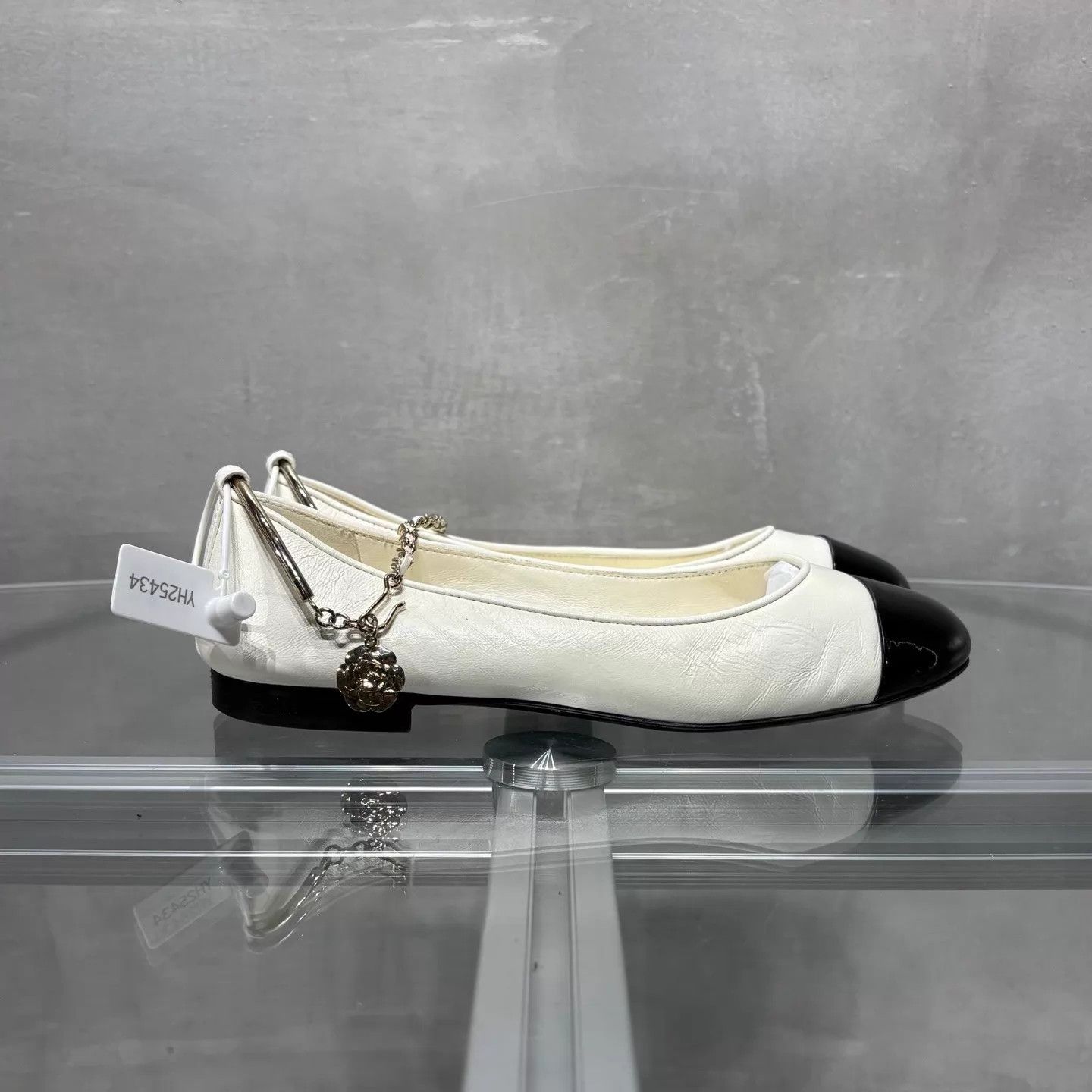 Chanel Chanel White Mary Jane Ballet Flats 35.5 YH25433 Size US 5 / IT 35 - 4 Thumbnail