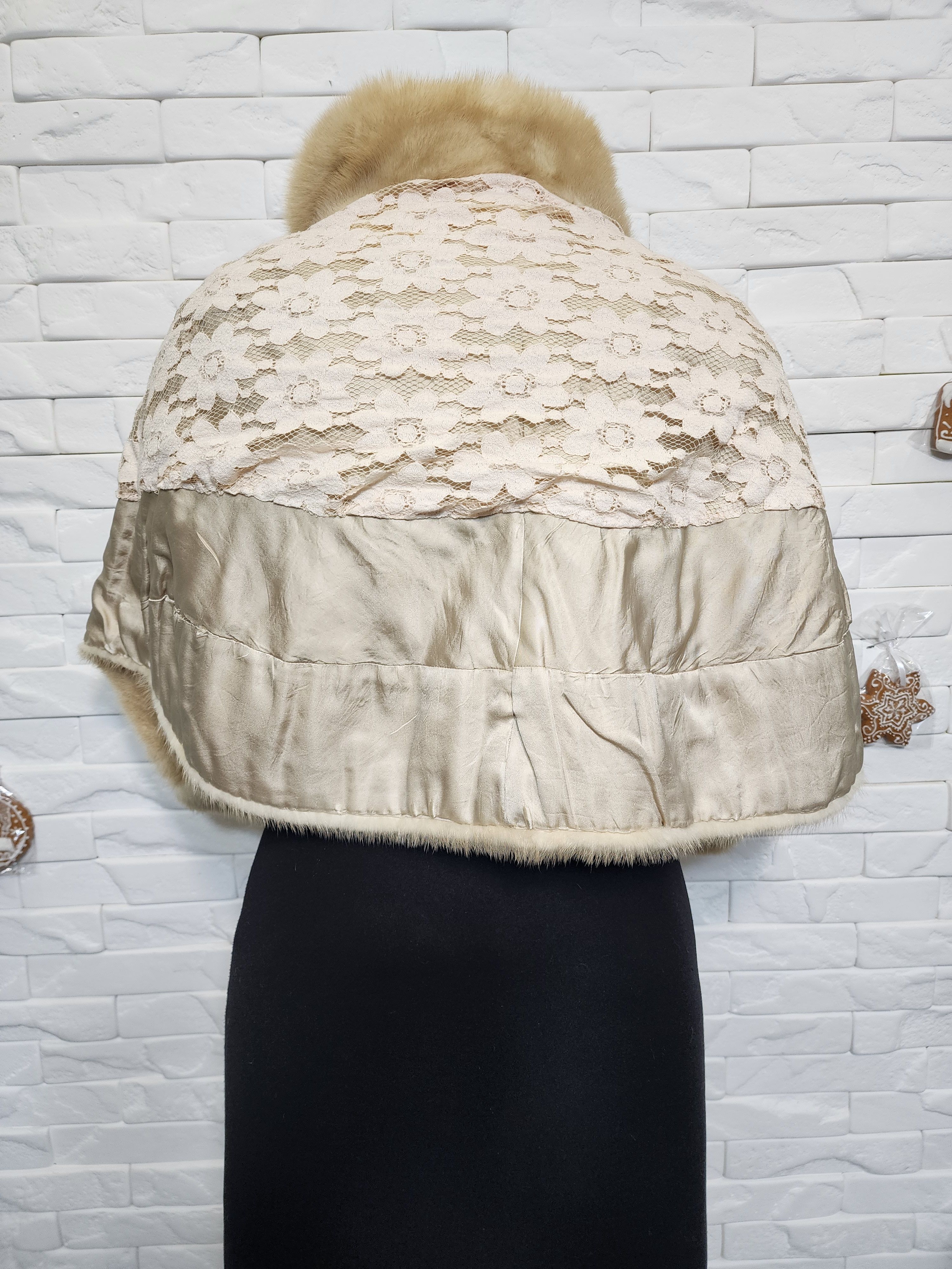 Uniqlo Vintage Fur Cape: Undyed Brown, Size S-L Size M / US 6-8 / IT 42-44 - 7 Thumbnail