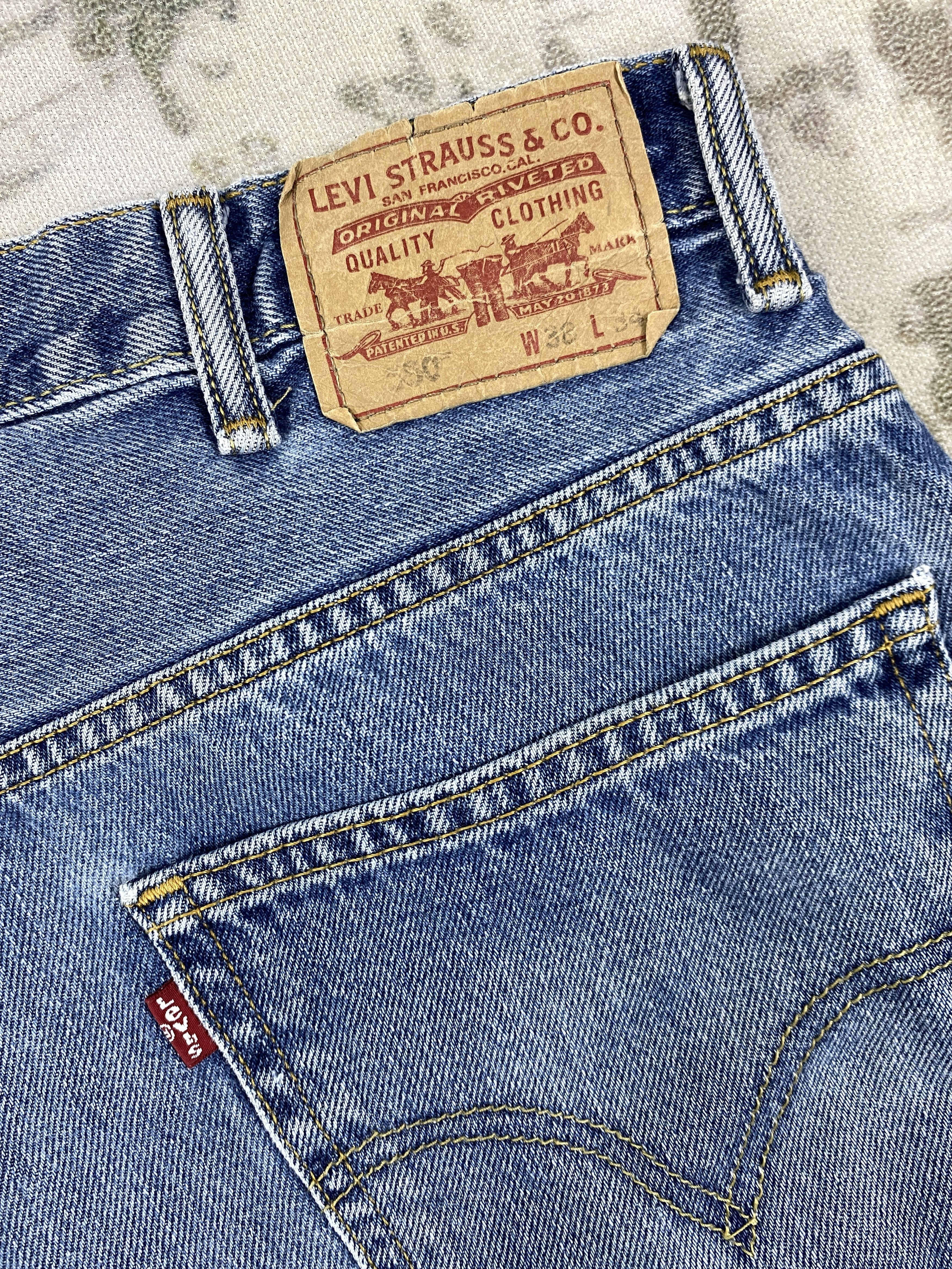 Levi's Blue Vintage Levi's 550 Relaxed Fit Denim 37 x 33 -JN379 Size US 36 / EU 52 - 13 Thumbnail