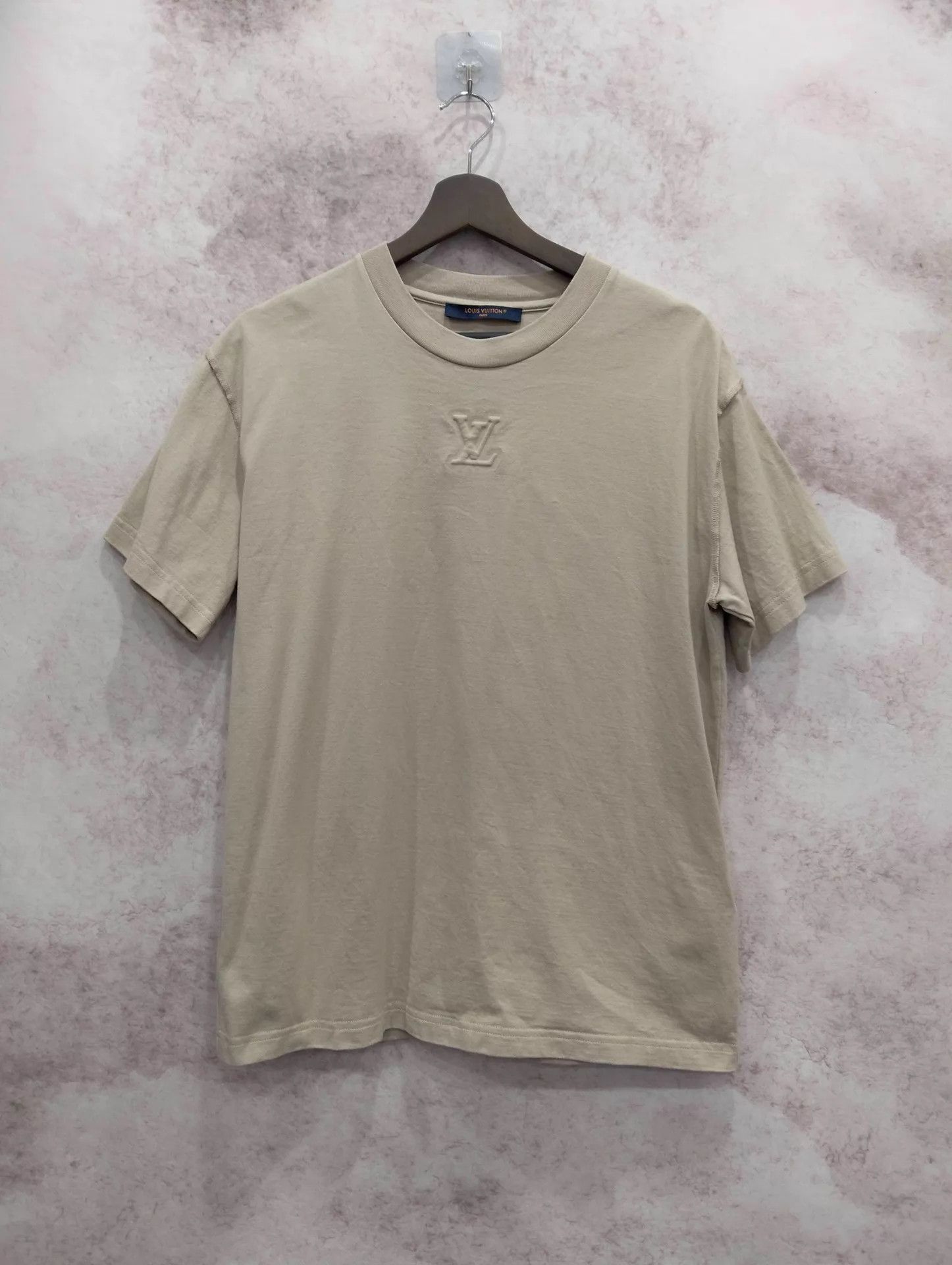 Louis Vuitton LV Embossed Logo Solid Short Tee S Size S / US 4 / IT 40 - 1 Thumbnail