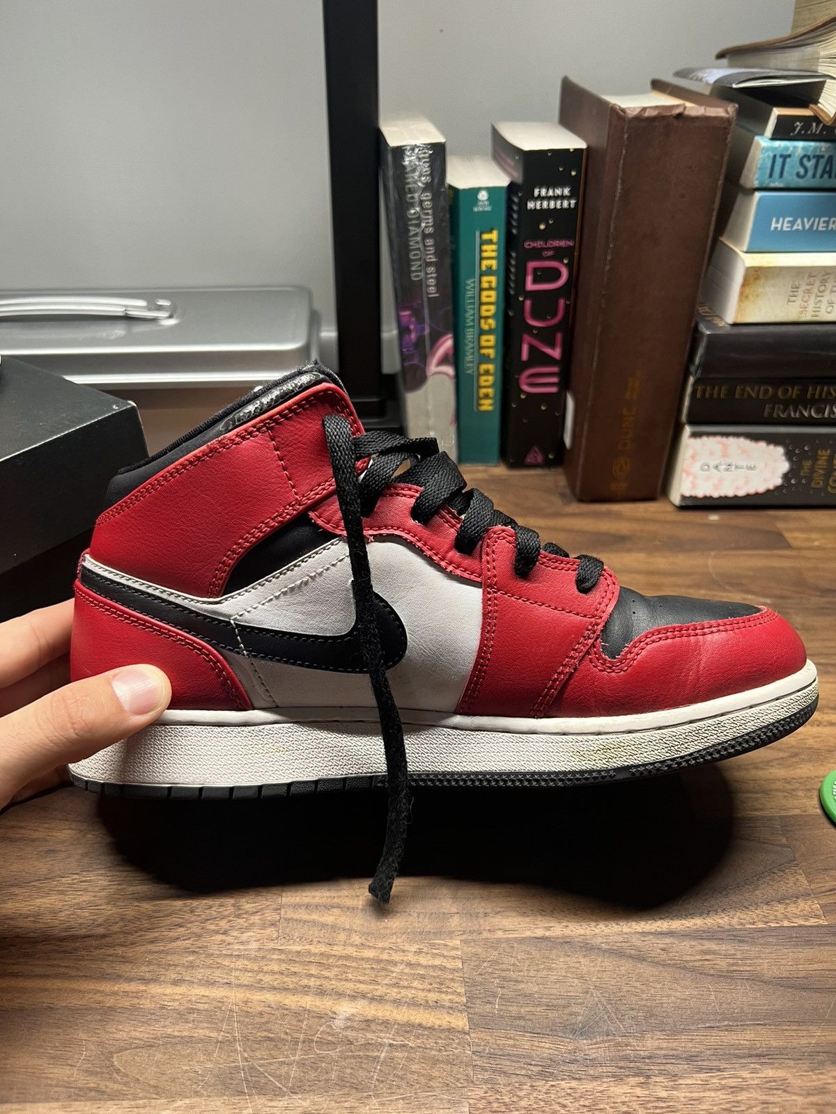 Nike Air Jordan 1 Mid Chicago Toe Size US 7 / EU 40 - 8 Thumbnail
