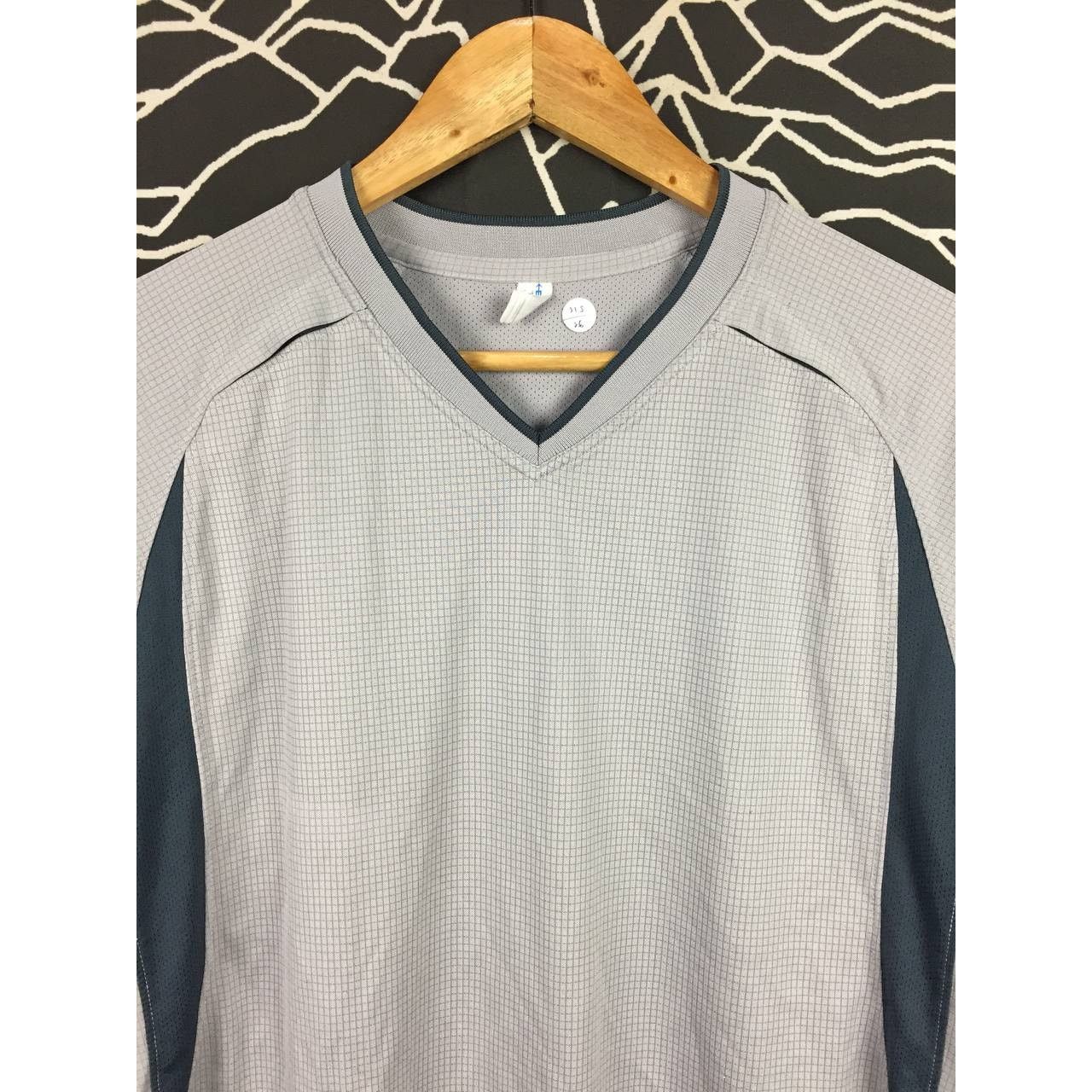 Japanese Brand × Uniqlo Uniqlo Body Tech V-Neck Activewear Jersey Size L Size US L / EU 52-54 / 3 - 3 Thumbnail