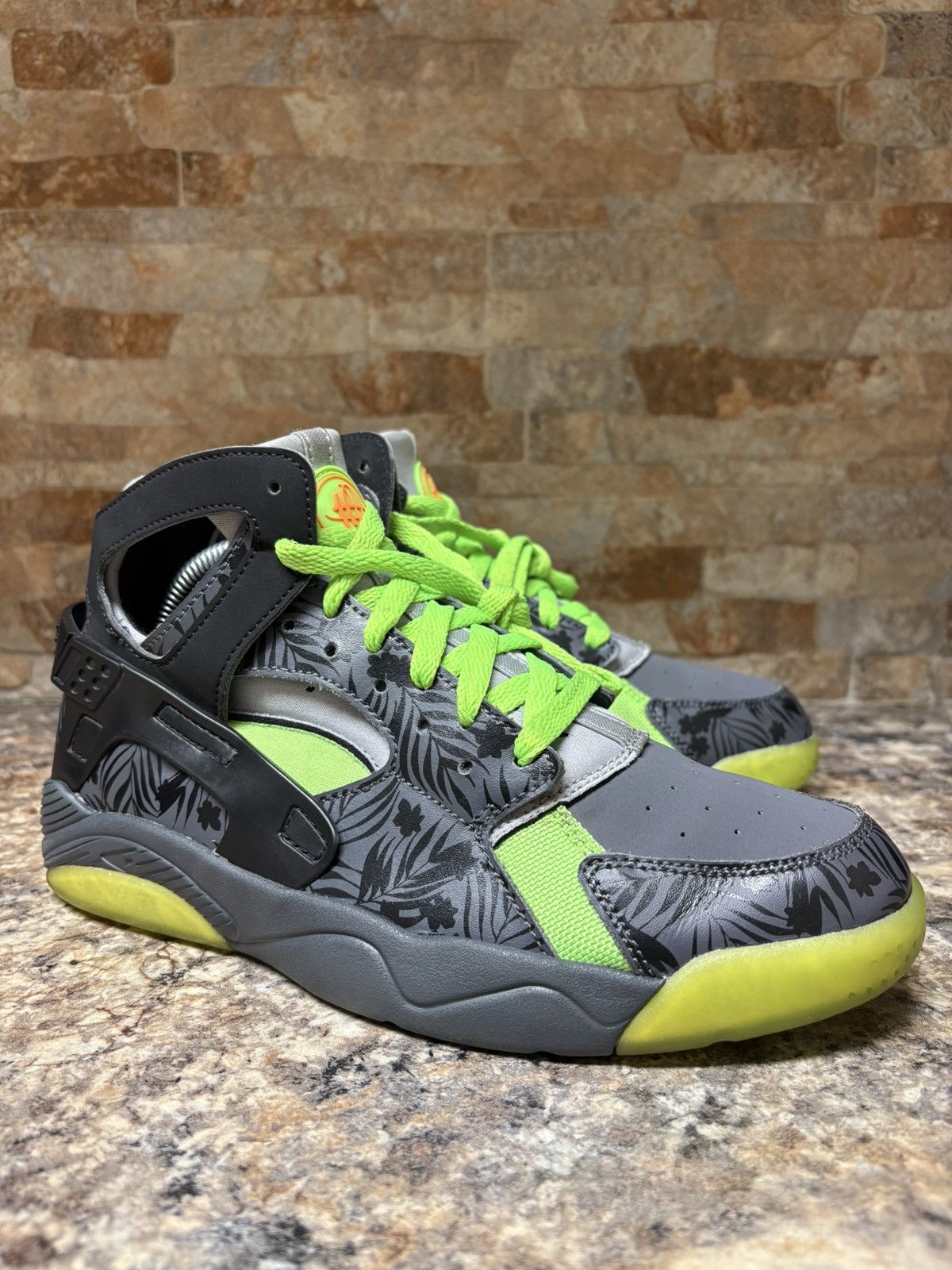 Nike Nike Air Flight Huarache Tropical Print Size 7 Size US 7 / EU 40 - 1 Thumbnail