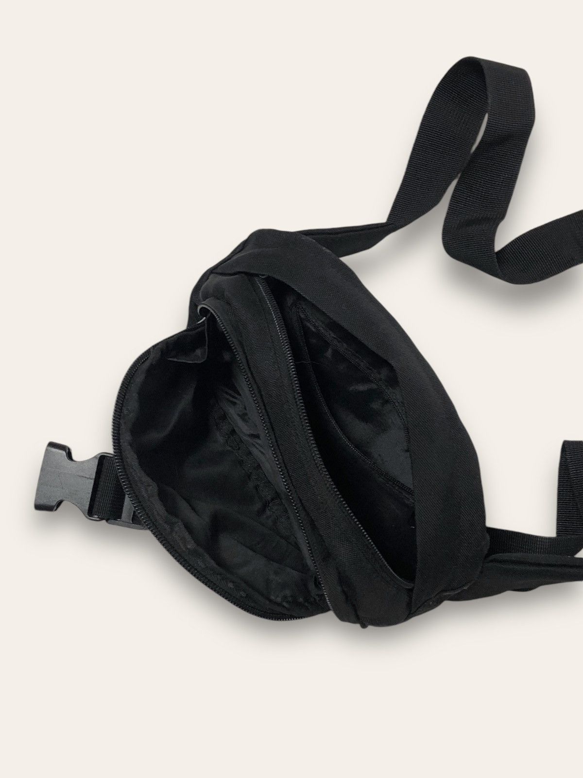 Santa Cruz Skateboards Vintage SANTA CRUZ Chest Cross Bag Skater Style Size ONE SIZE - 4 Thumbnail