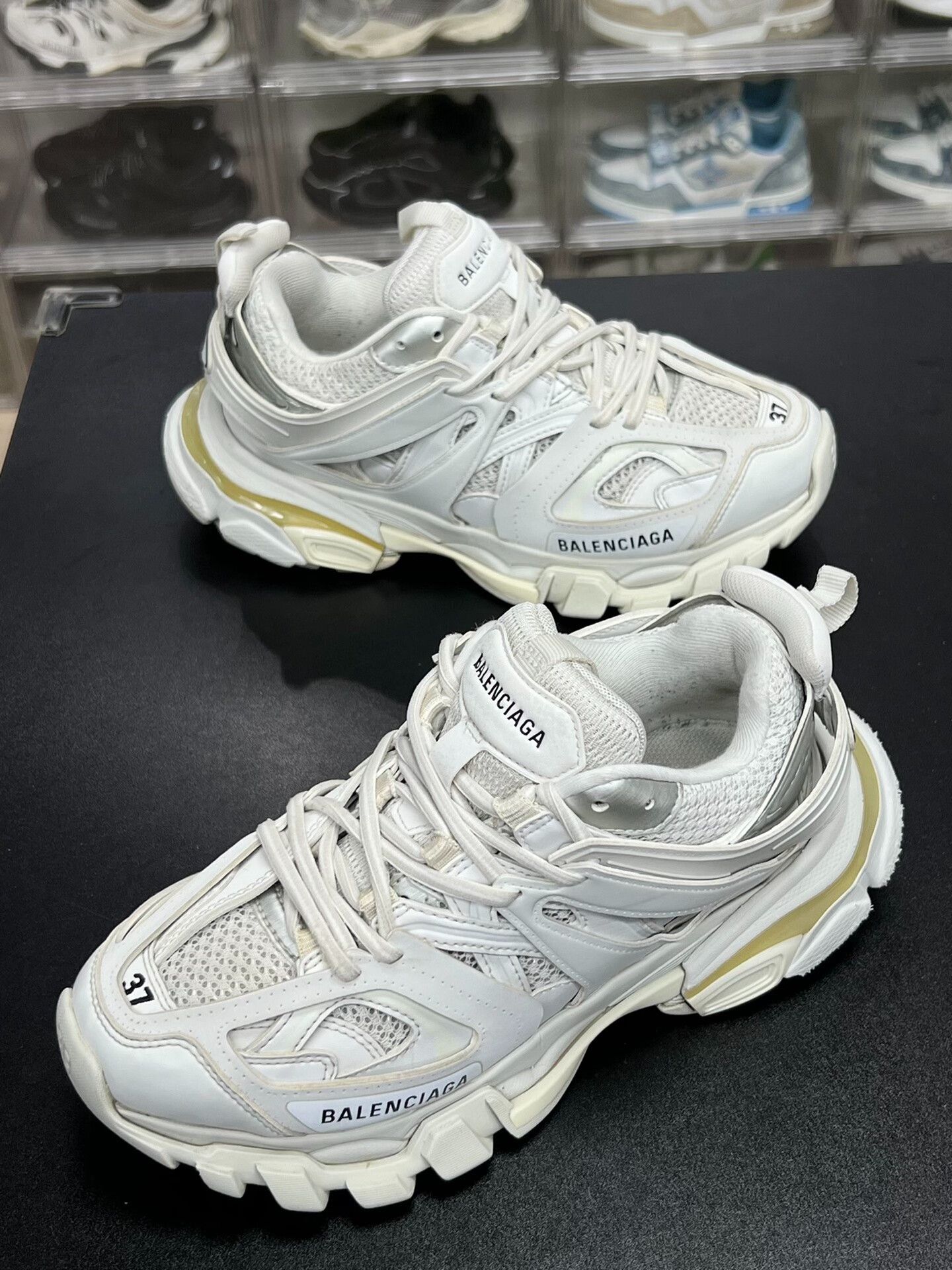 Balenciaga Balenciaga White Lowtop Sneakers us_7 Women Size US 7 / IT 37 - 1 Thumbnail