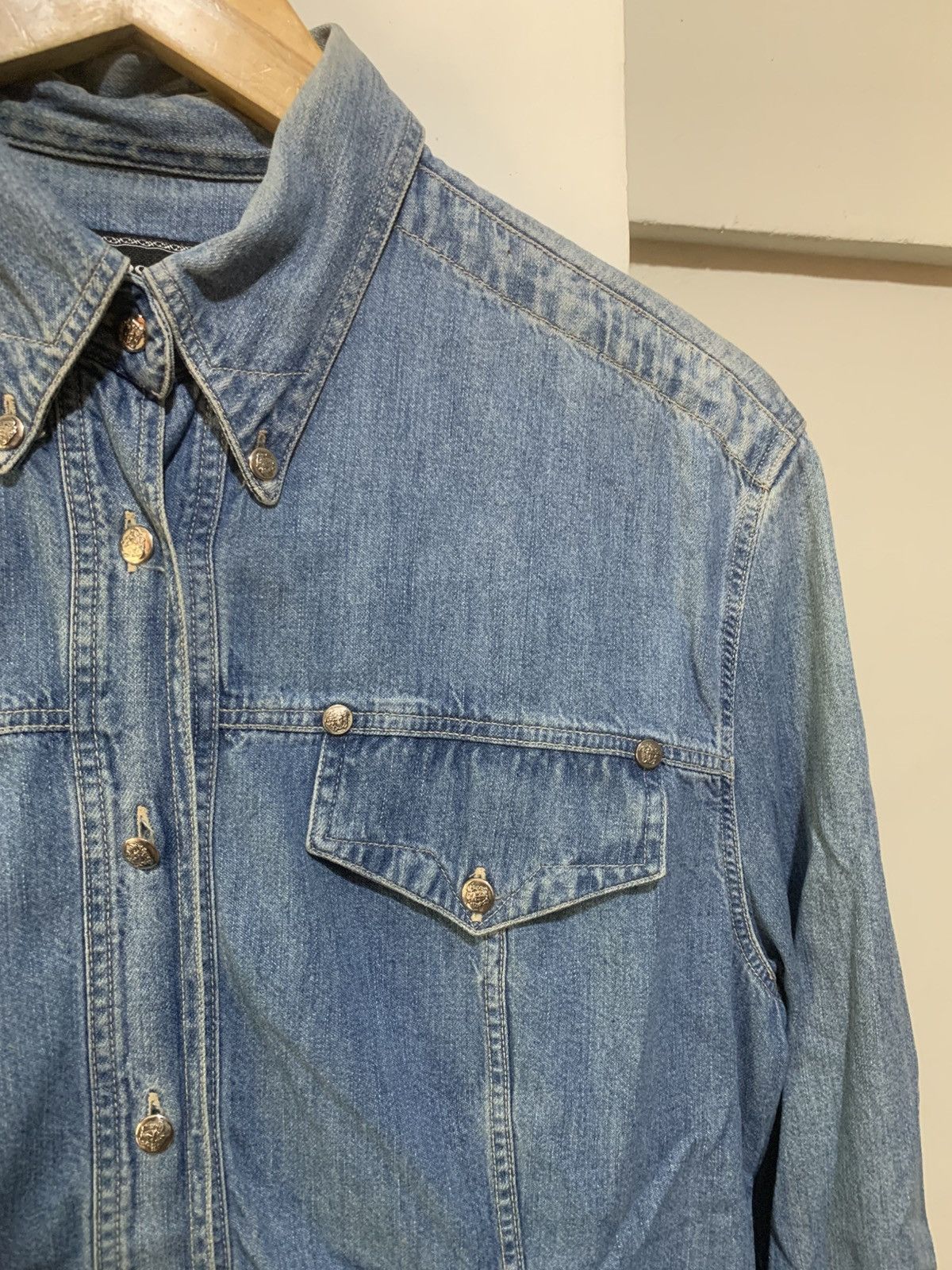 Versace Vintage 90s Istante Versace Denim Shirt w Istante Buttons Size US M / EU 48-50 / 2 - 7 Thumbnail