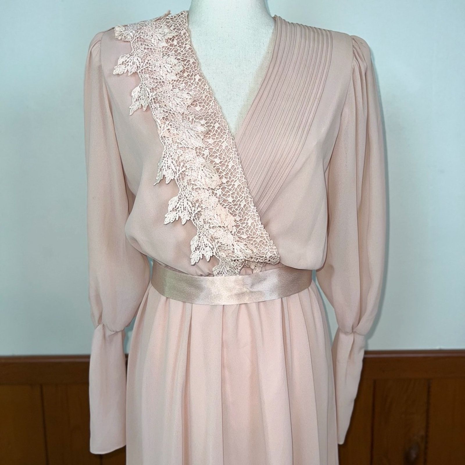 Vintage Vintage 1980s Ursula of Switzerland Mother of the Bride Gown Size M / US 6-8 / IT 42-44 - 3 Thumbnail