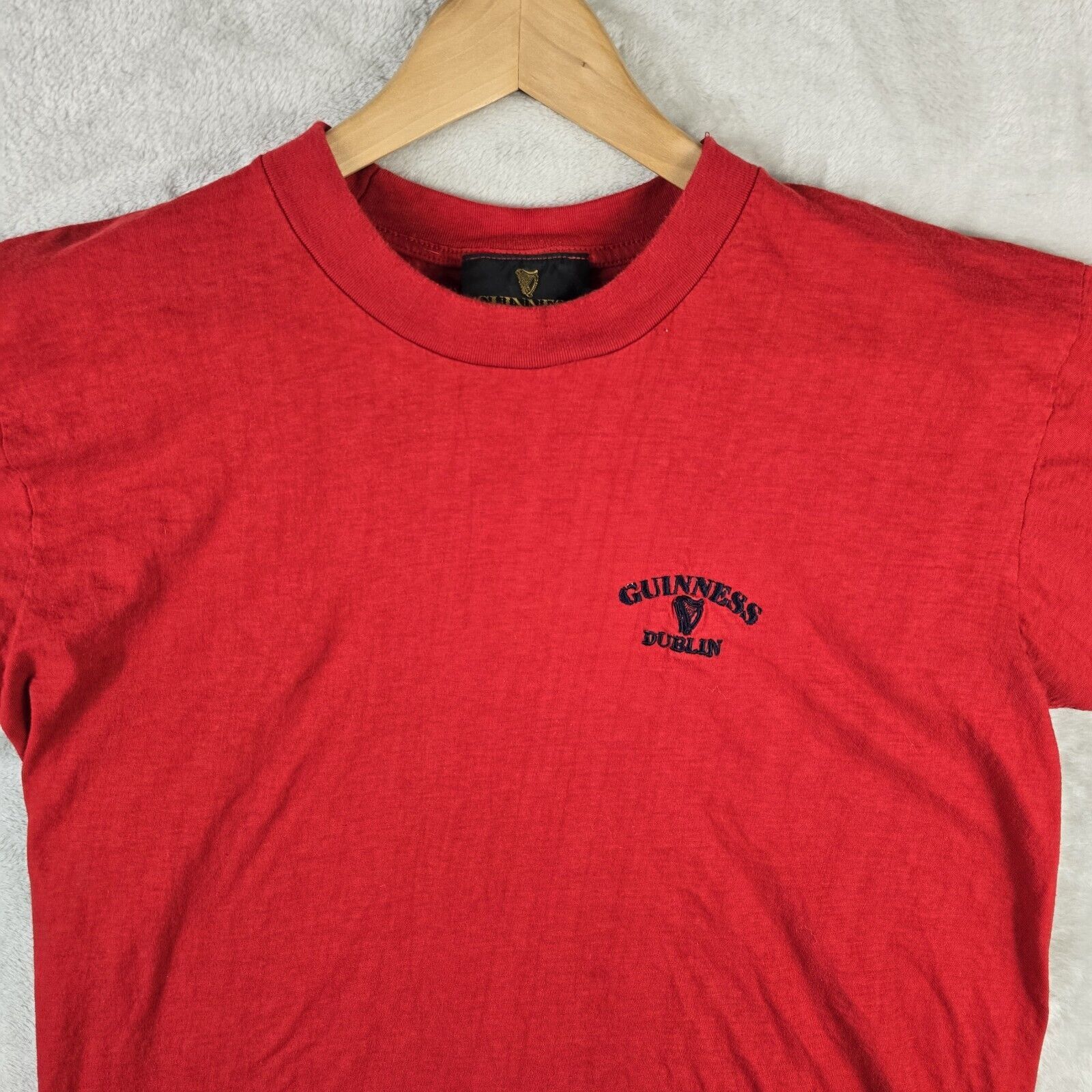 Vintage Vintage Guinness Dublin Embroidered Red Shirt Size XL Size US L / EU 52-54 / 3 - 3 Thumbnail