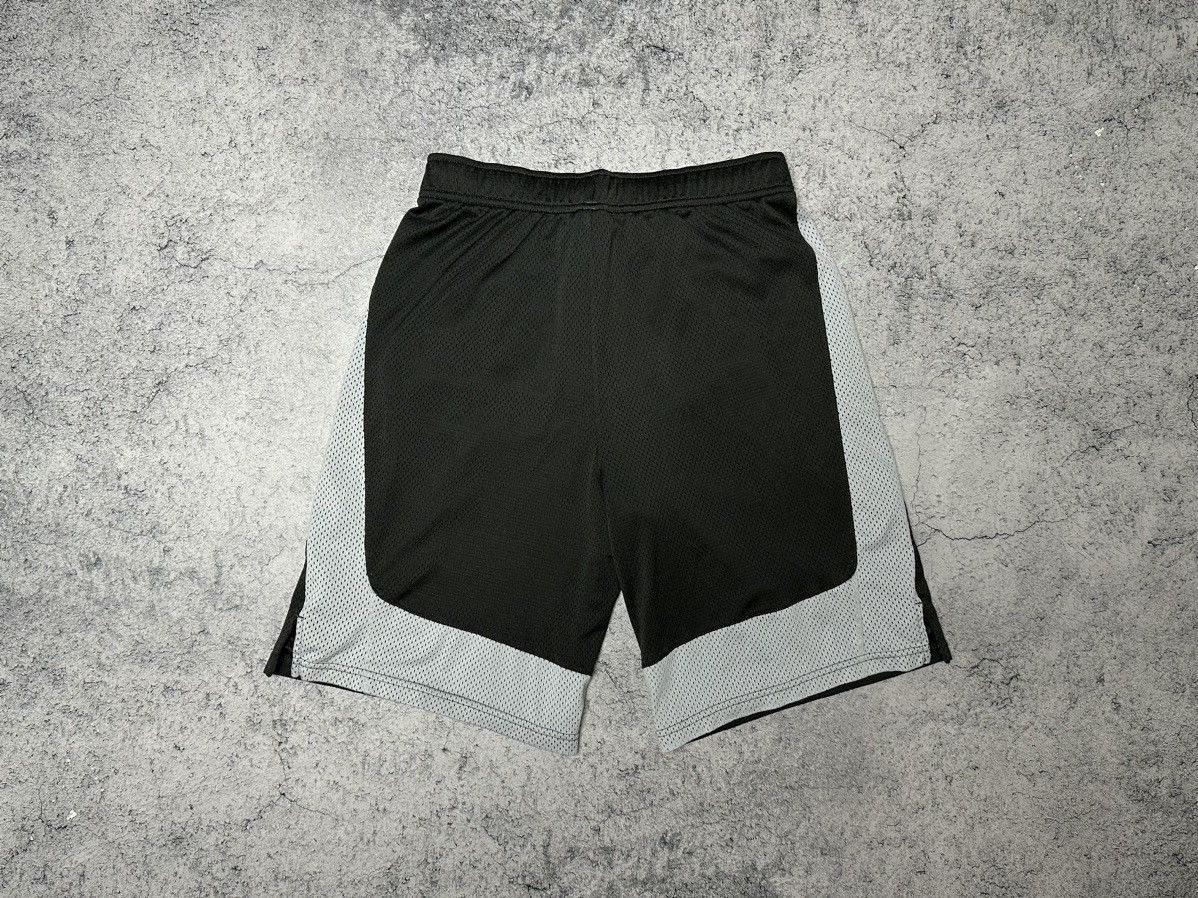 Nike Vintage Nike Basketball Shorts Size US 32 / EU 48 - 7 Thumbnail
