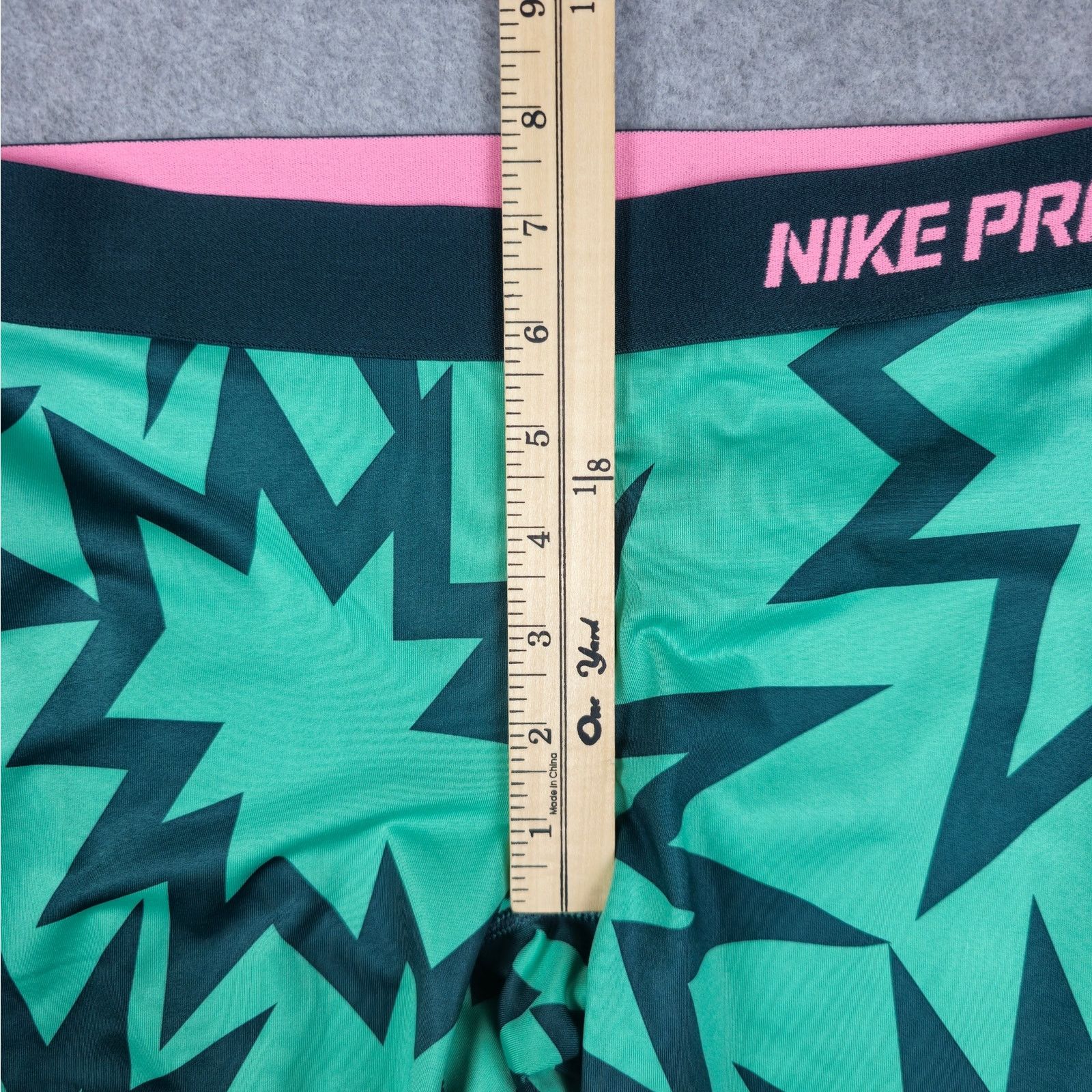 Nike NWT Nike Pro Small Green Graphic Print Capri Leggings Size 26" / US 2 / IT 38 - 13 Thumbnail