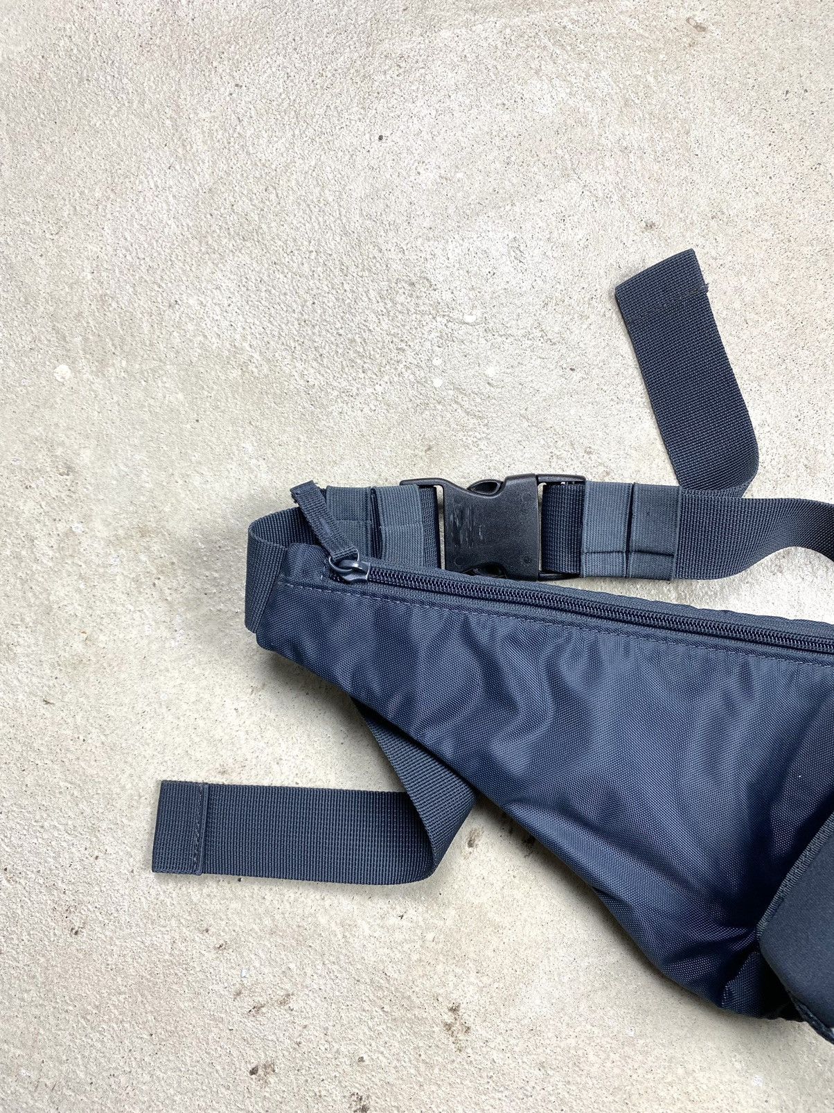 Nike Y2K Vintage Nike Sling Bag Gorpcore Hype Size ONE SIZE - 4 Thumbnail