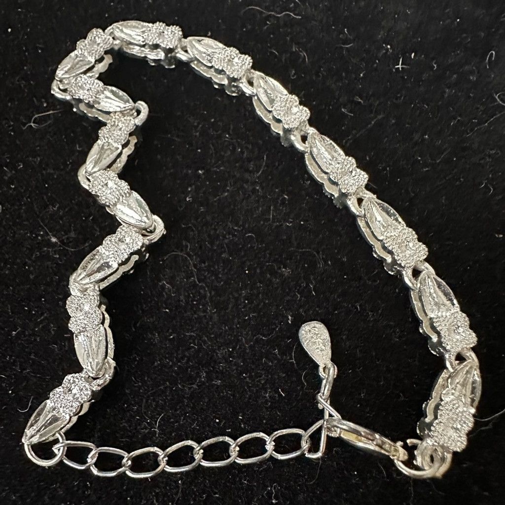 The Unbranded Brand Sterling Silver Flower and Leaf Bracelet Size ONE SIZE - 1 Thumbnail
