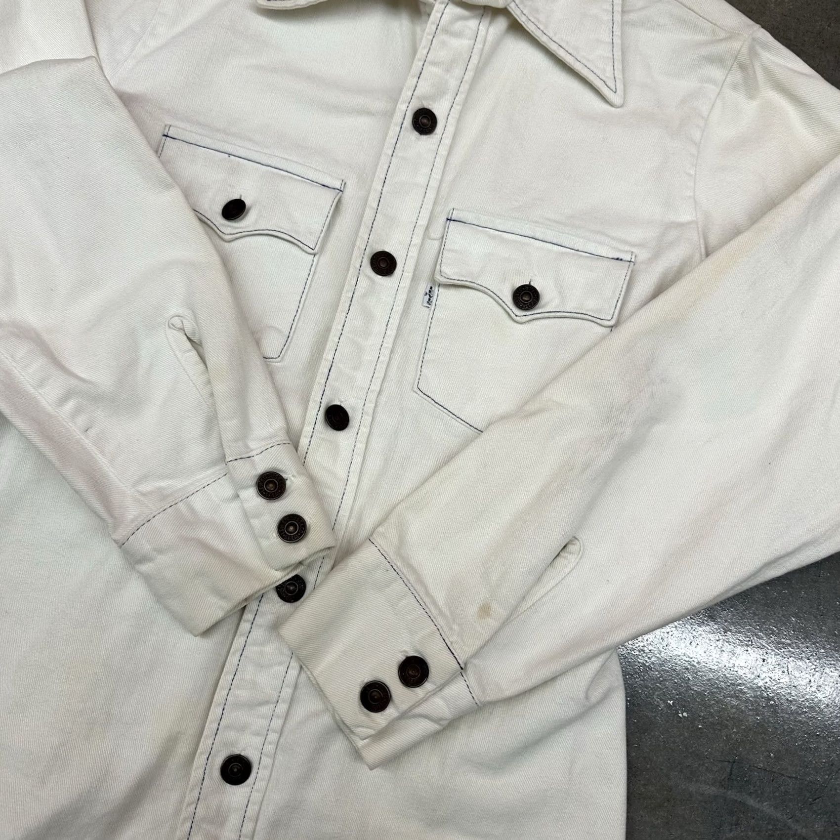 Denime VINTAGE Levi’s White Denim Western Button Up Shirt M USA Big E 70s 80s Rockabilly Long Sleeve Casual Mens Size US M / EU 48-50 / 2 - 3 Thumbnail