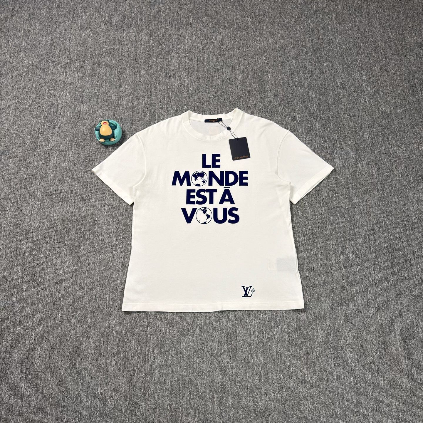 Louis Vuitton Louis Vuitton 25 Earth Flocked Logo White Tee Size US L / EU 52-54 / 3 - 1 Thumbnail