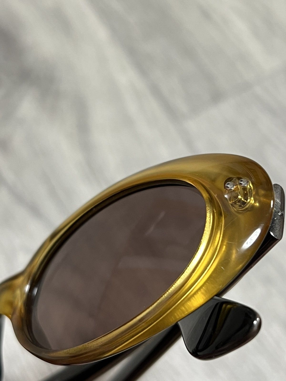 Vintage Gucci Vintage gold sunglasses with black inner temples Size ONE SIZE - 22 Thumbnail