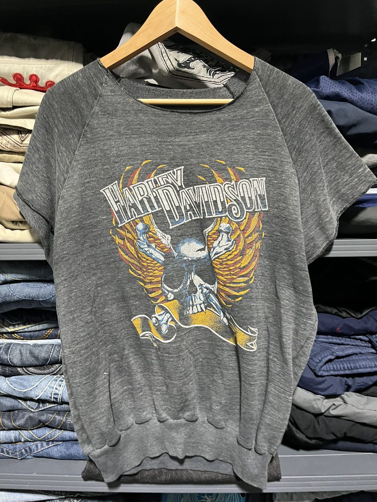 Harley Davidson × Vintage CRAZY VINTAGE 90s HARLEY DAVIDSON FADED SKULL WINGS CREWNECK Size US S / EU 44-46 / 1 - 3 Thumbnail