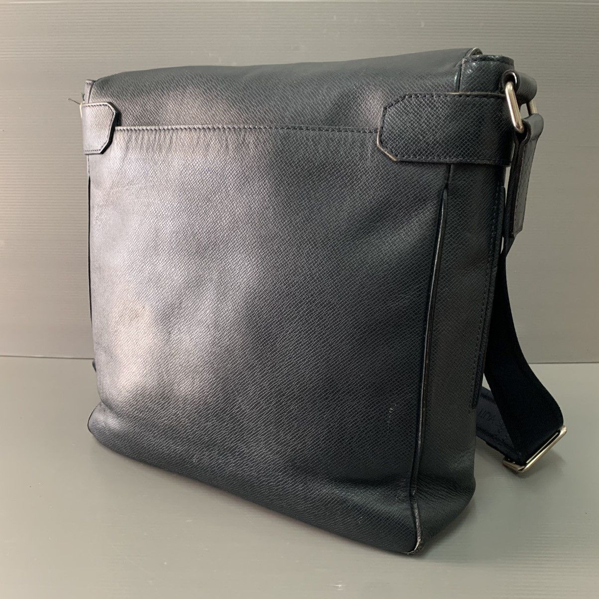Louis Vuitton Louis Vuitton Taiga Leather Mesengger Bag Size ONE SIZE - 6 Thumbnail