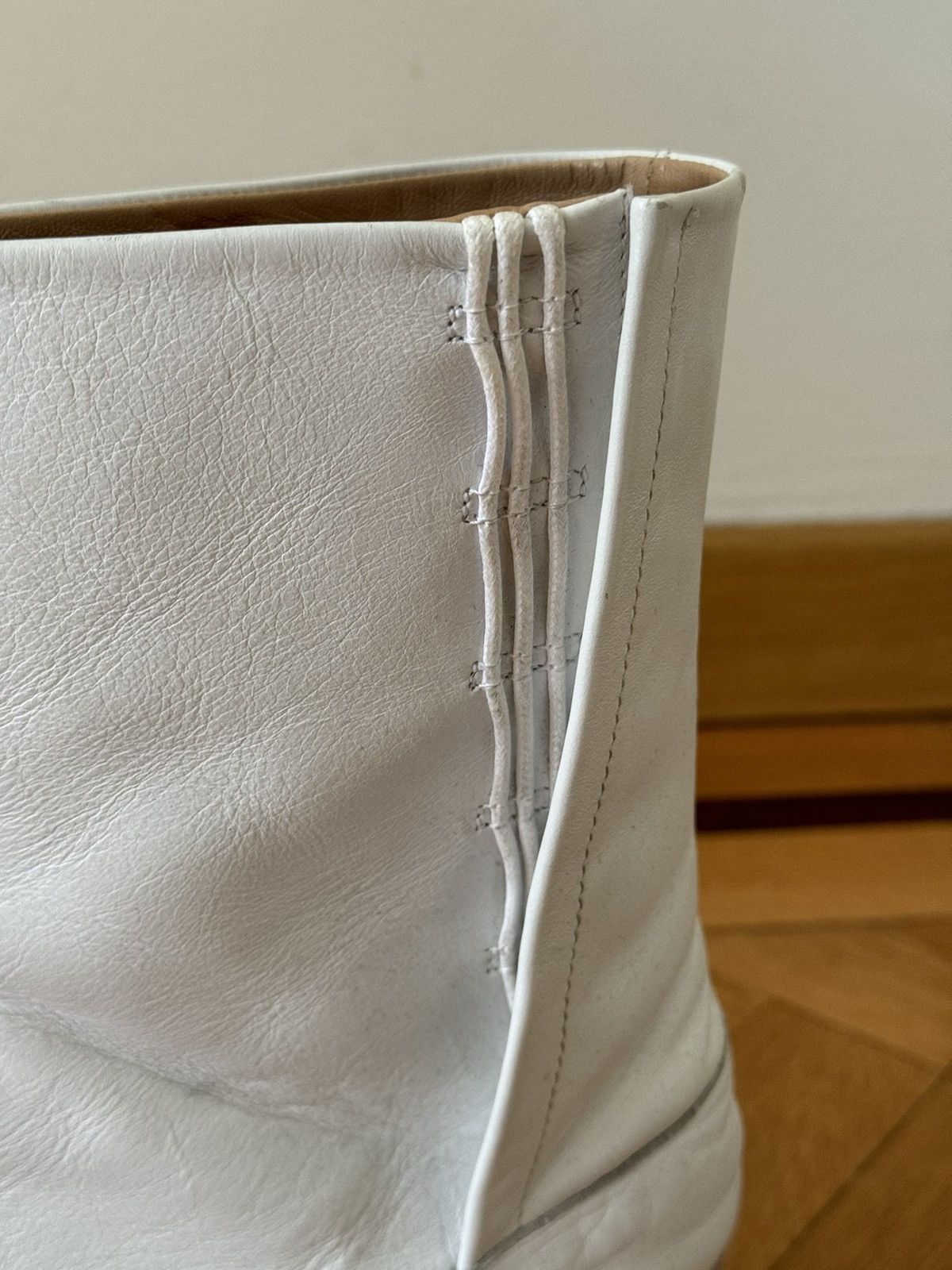 MAISON MARGIELA white ankle tabi