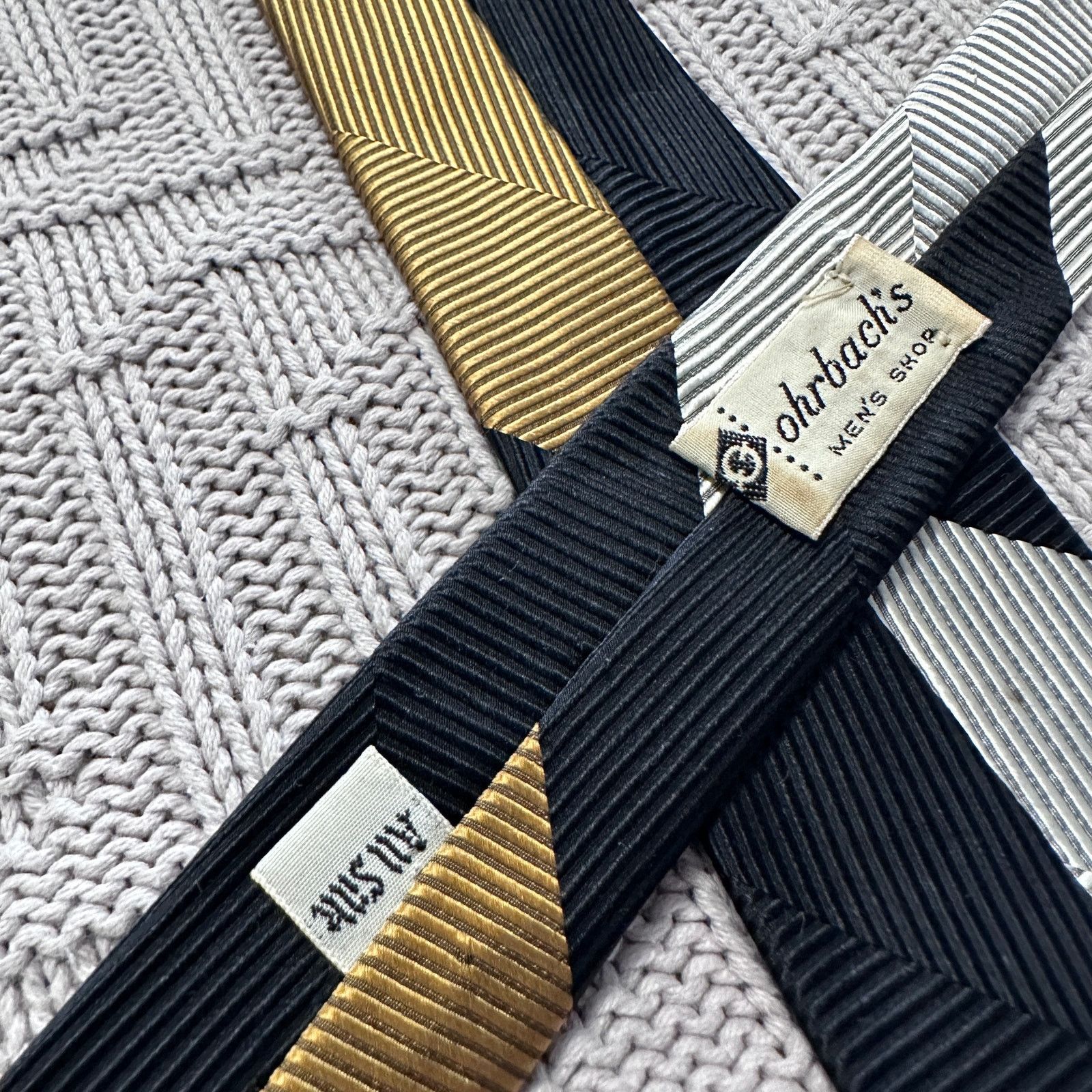 Vintage Vintage Ohrbach's black and gold skinny silk tie Size ONE SIZE - 3 Thumbnail