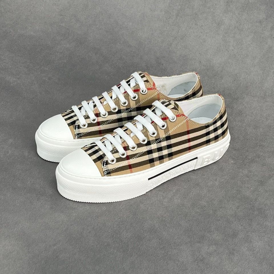 Burberry Burberry Casual Plaid Lowtop Sneakers 7 Men Size US 7 / EU 40 - 1 Thumbnail