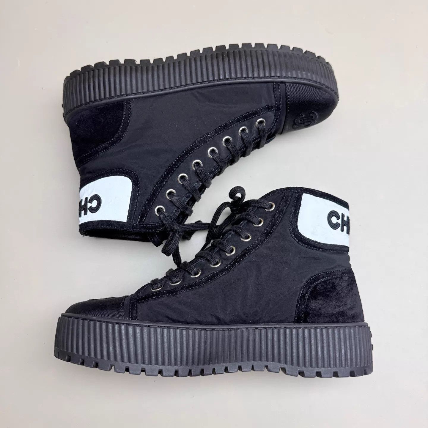 Chanel CHANEL Black & White Logo High-Top Sneaker 37 Size US 6.5 / IT 36.5 - 5 Thumbnail