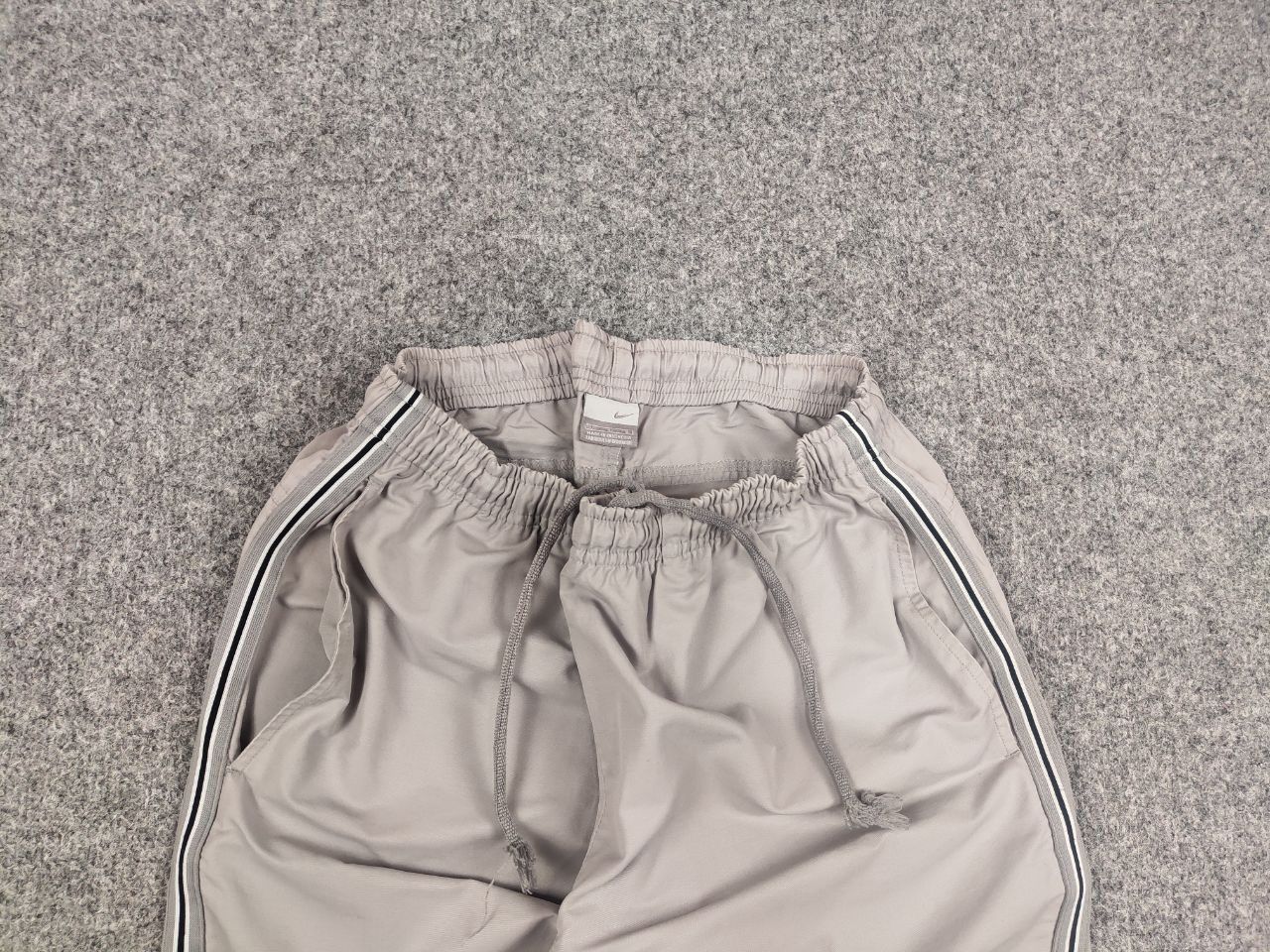 Nike Vintage Nike Swoosh Gray Light Pocket shorts Y2K Style Size US 34 / EU 50 - 4 Thumbnail
