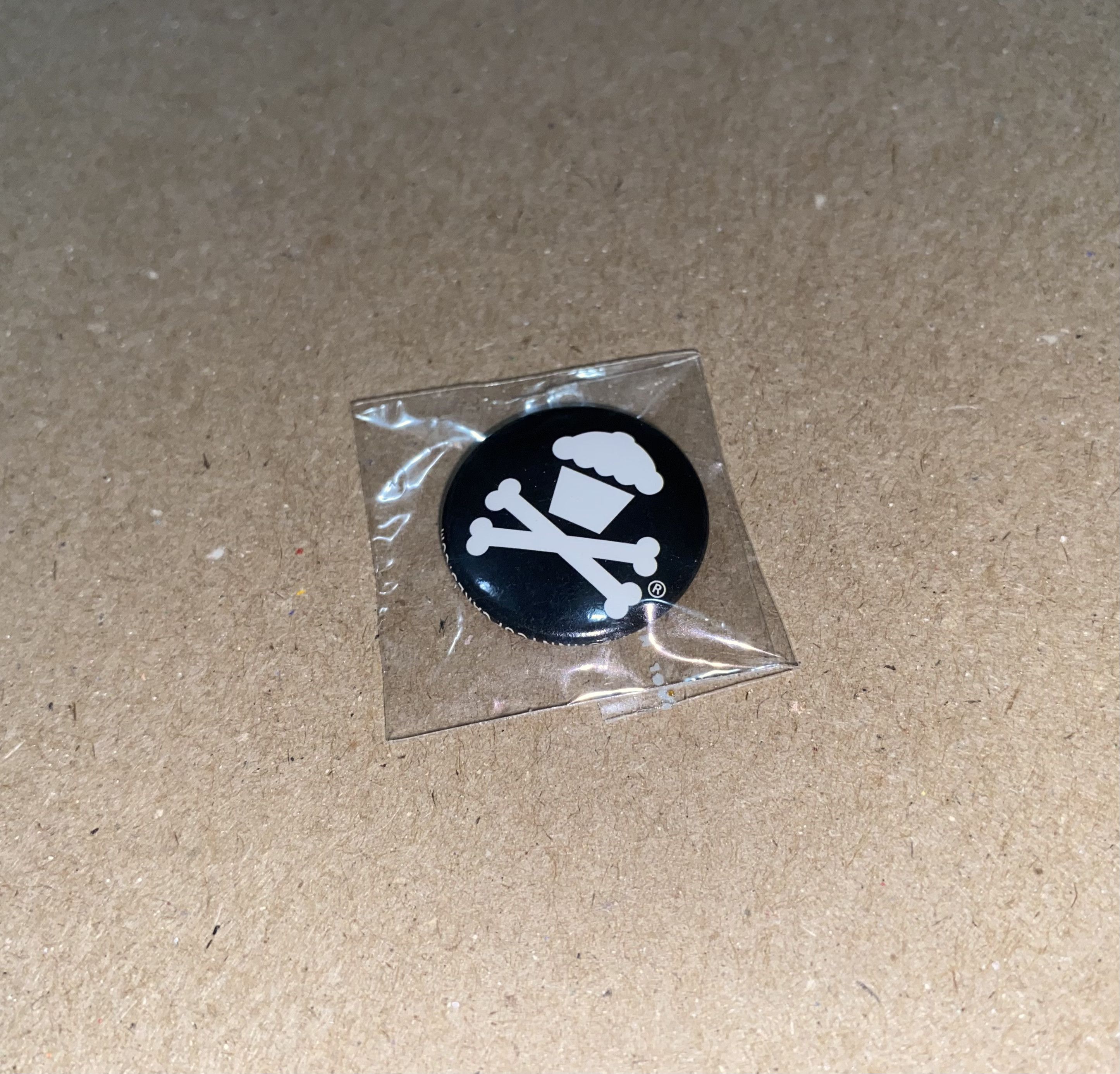 Johnny Cupcakes × Vintage Johnny Cupcakes Button Pin Hat Shirt Jacket Cross Bones HUF Size ONE SIZE - 2 Thumbnail