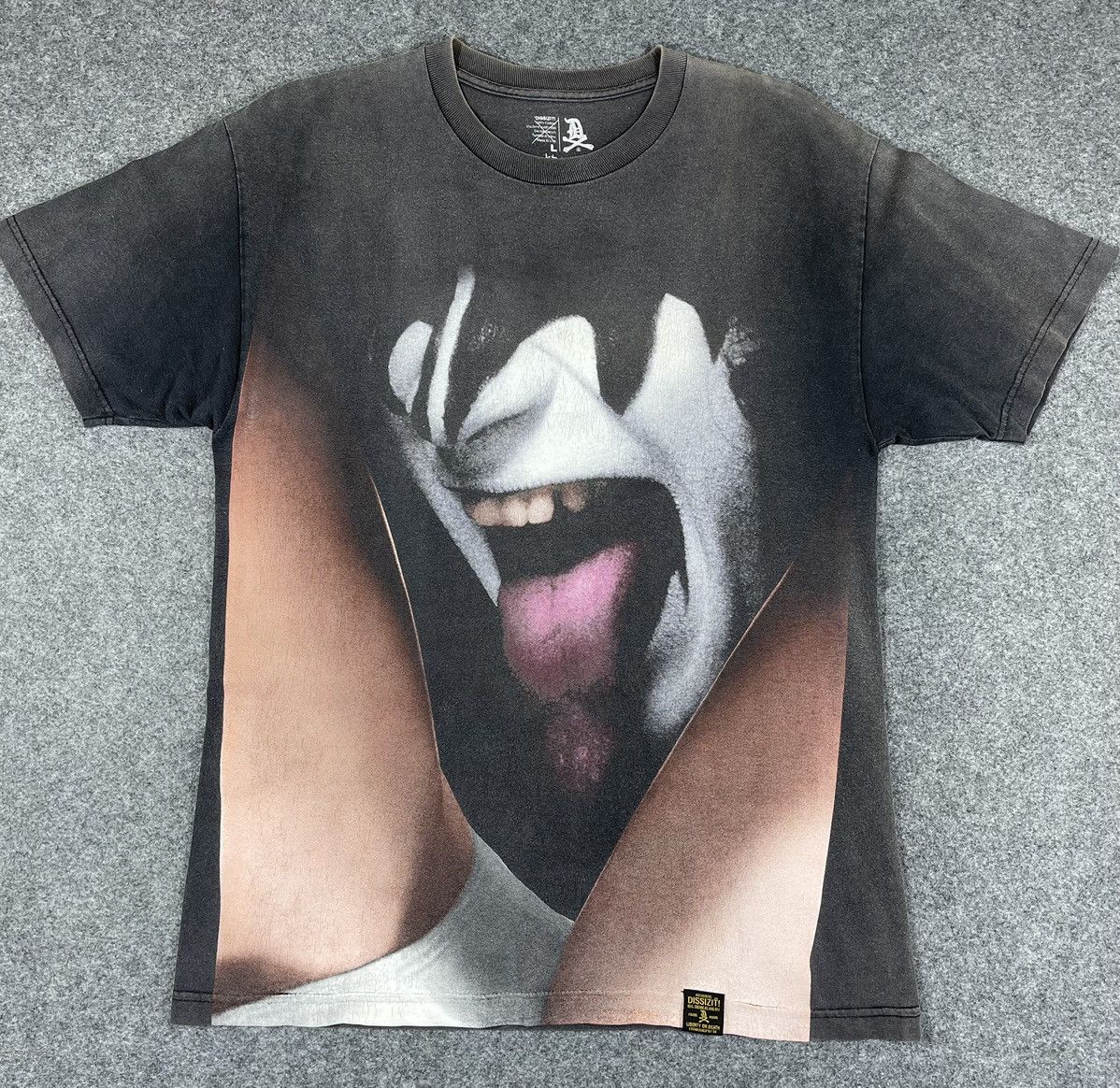 Dissizit Rare🔥DISSIZIT✖️KISS🔥HITTIN LICKS SINCE EIGTY666 Sun Faded Size US L / EU 52-54 / 3 - 1 Thumbnail