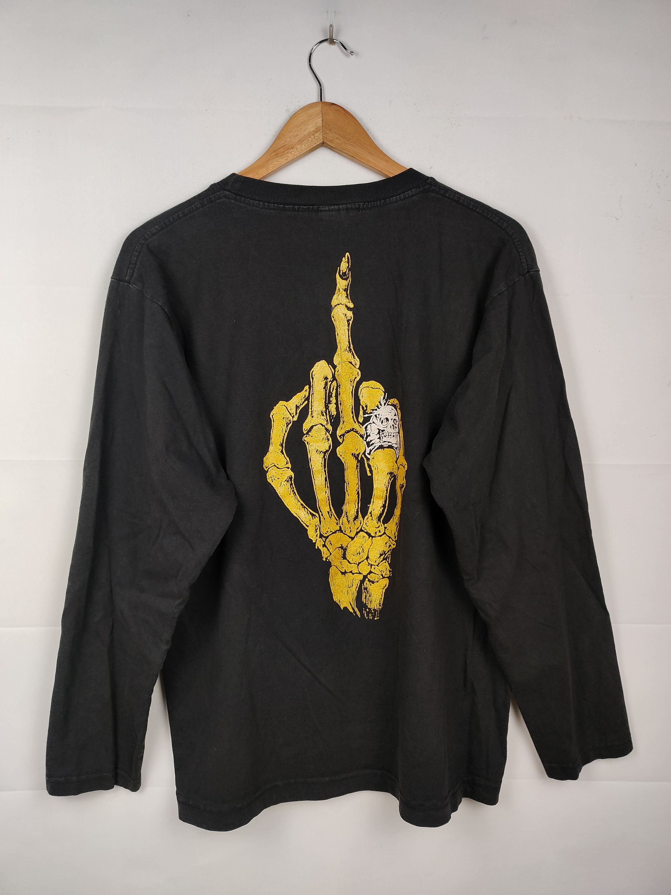Vintage Vintage 90s Fashion Victim Skull Middle Finger T-Shirt Size US L / EU 52-54 / 3 - 4 Thumbnail