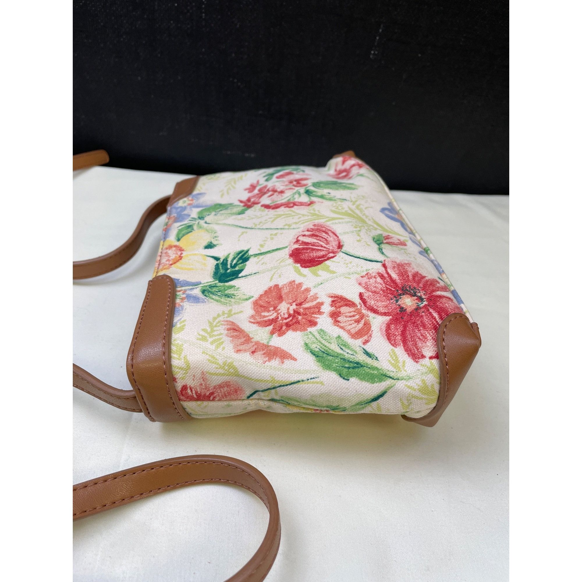 Relic Relic Women's Floral Multi Watercolors Crossbody Bag/ Purse Size ONE SIZE - 5 Thumbnail