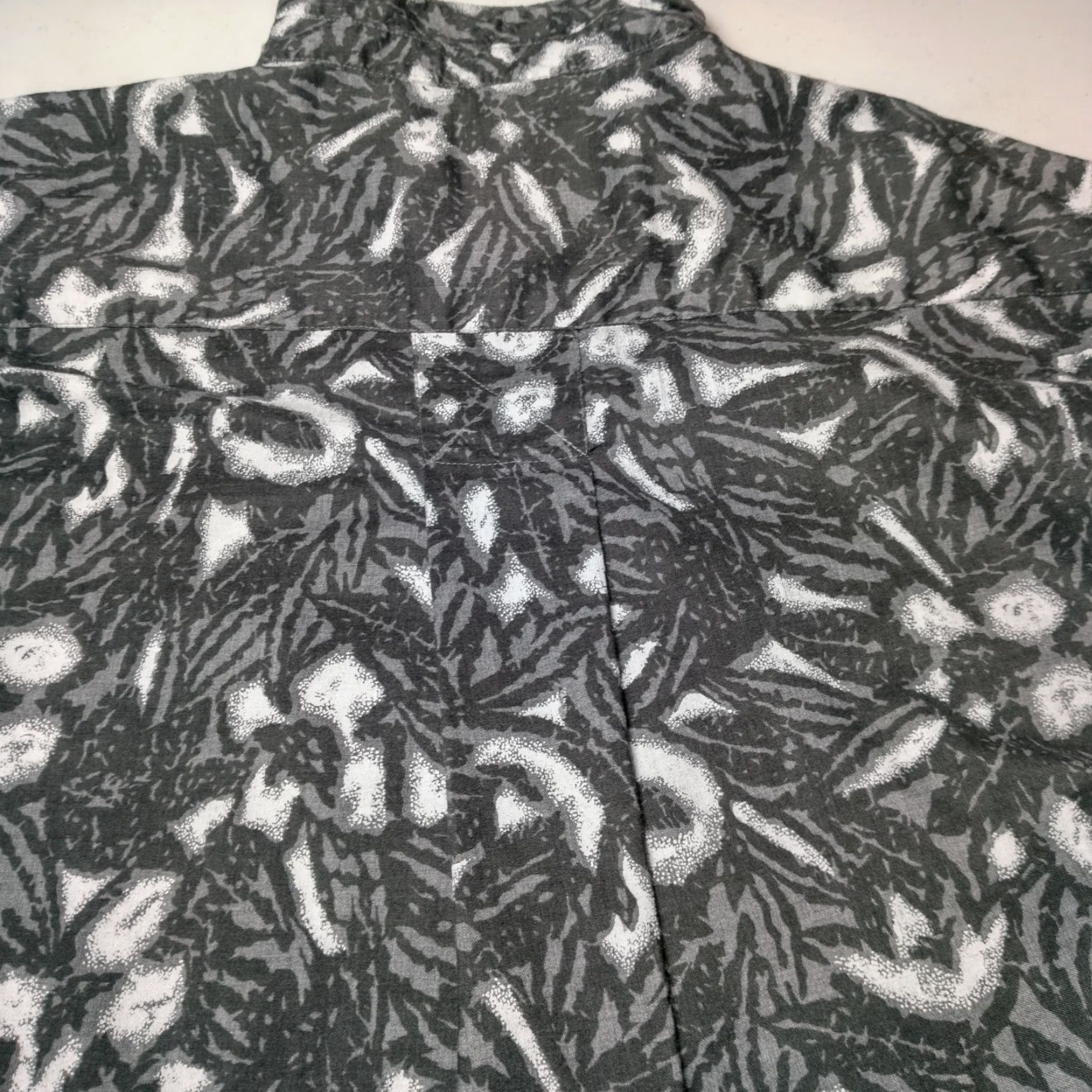 Etro VINTAGE Measure Up Shirt Men 2XL Gray Floral Abstract Retro Button-Up Long Sleeve Collared Vintage 1990s Mens Baseball Size US XXL / EU 58 / 5 - 5 Thumbnail
