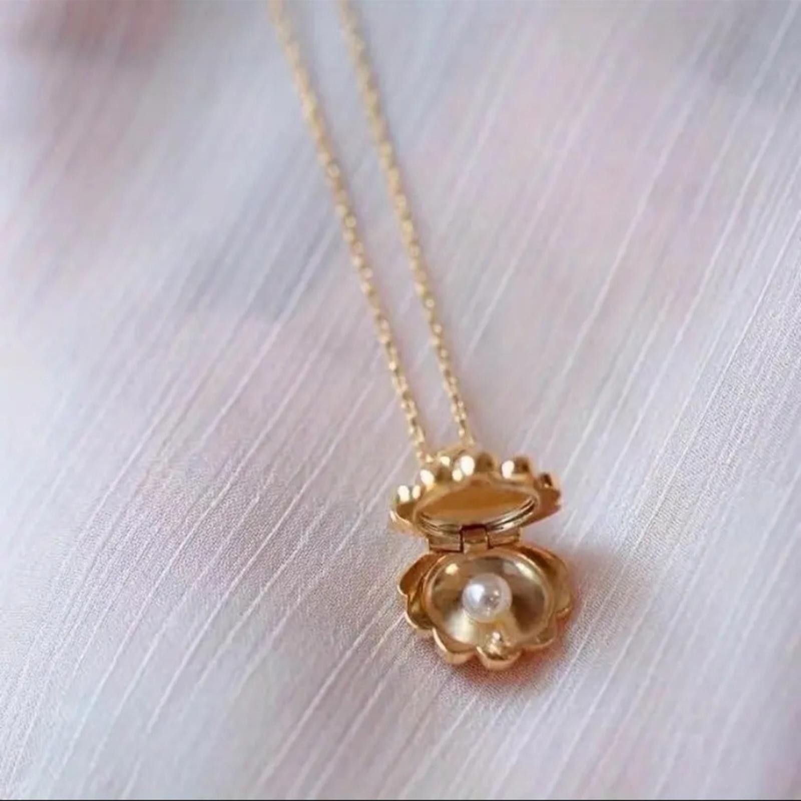 Gold Plated Shell Necklace With Pearl NWT