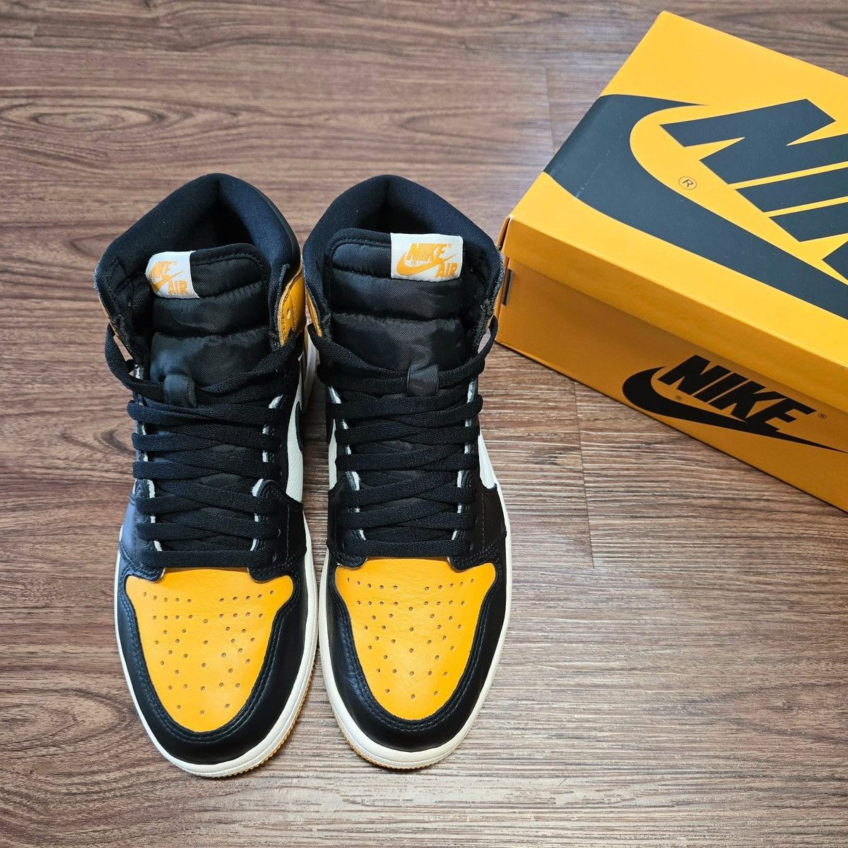 Nike Air Jordan 1 High OG 'Taxi' Size US 9.5 / EU 42-43 - 2 Thumbnail