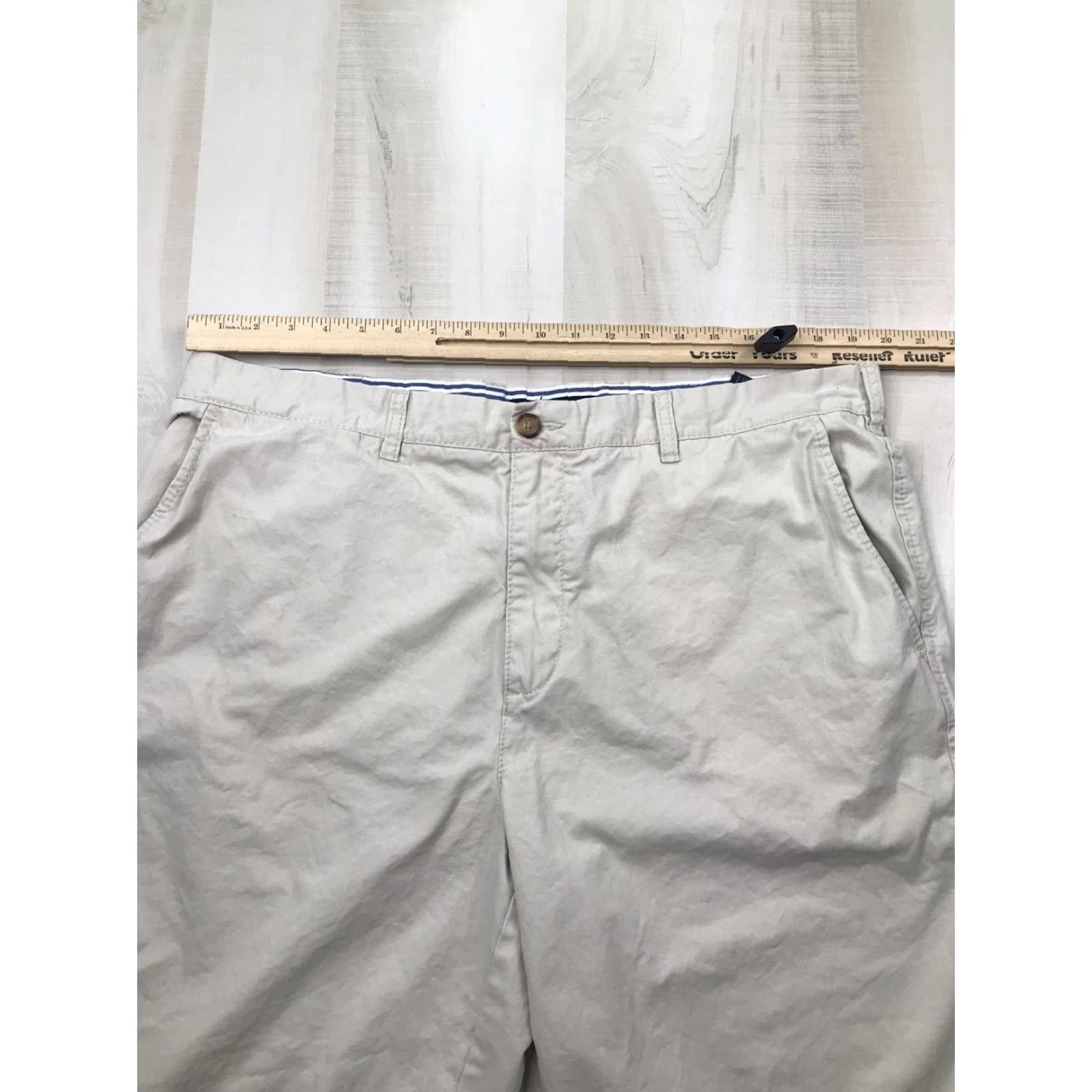 Tommy Hilfiger Tommy Hilfiger Khaki Bermuda Knee Length Shorts Mens 40 Beige Solid Chino Casual Size US 40 / EU 56 - 4 Thumbnail