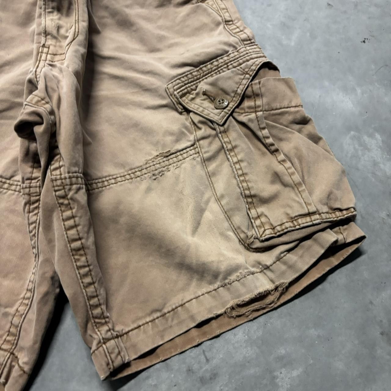 Levi's × Vintage Crazy Vintage Y2K/2000s Baggy Faded Brown Levi’s Skater Cargo Shorts! Size US 36 / EU 52 - 4 Thumbnail